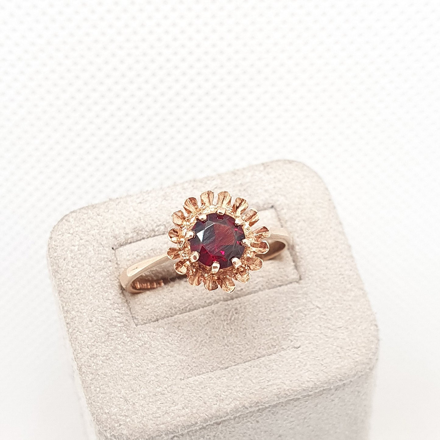 Vintage 9ct Gold Garnet Ring Solid 9k 375 Flower Style 1971 Hallmarked Crimson Red Pyrope Gemstone Womens Retro Jewelry Jewellery