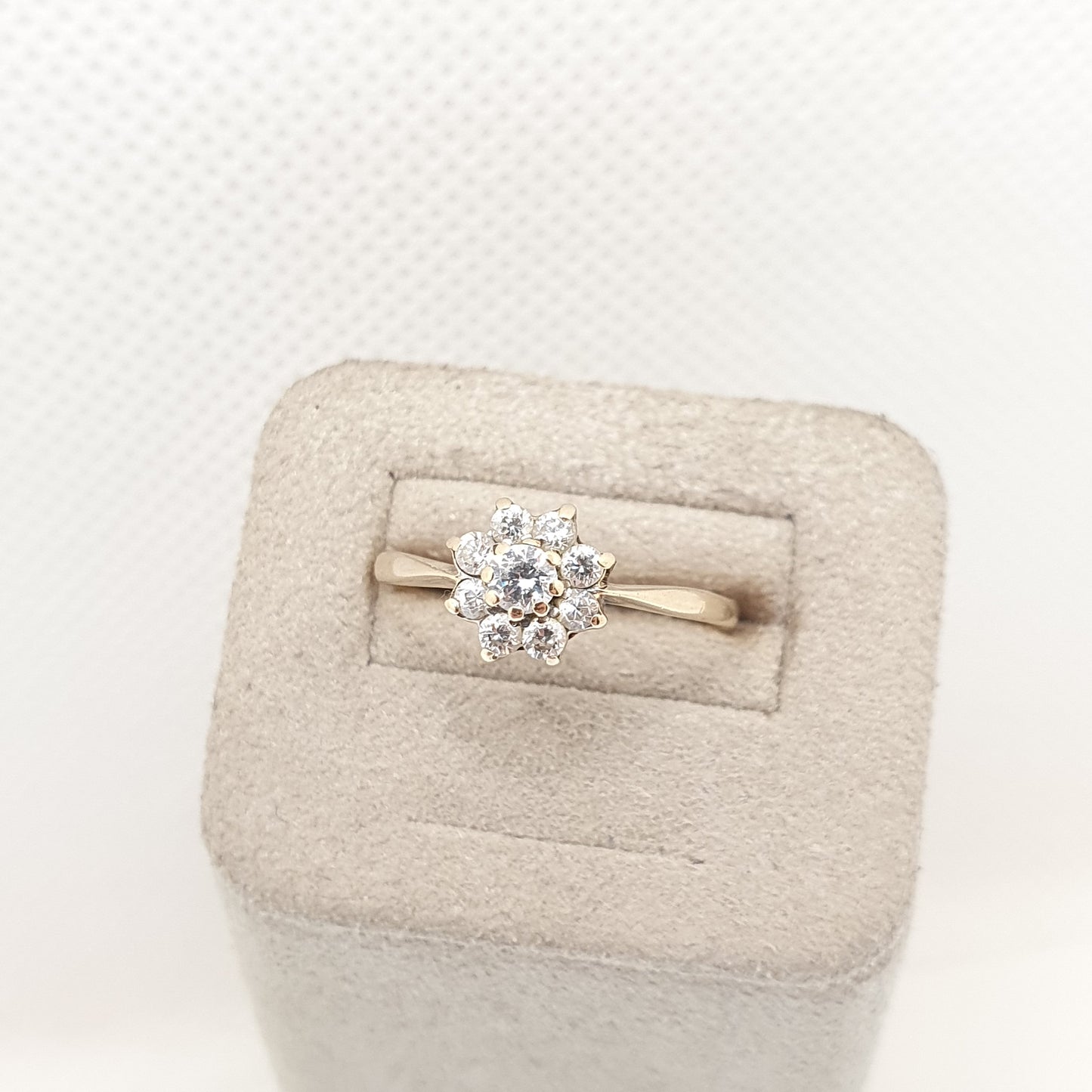 Vintage 9k 9ct Gold Cubic Zirconia CZ Cluster Ring Sparkly Diamond Simulant 1984 Hallmarked Solid 375 Retro Womens Ladies Jewelry Jewellery
