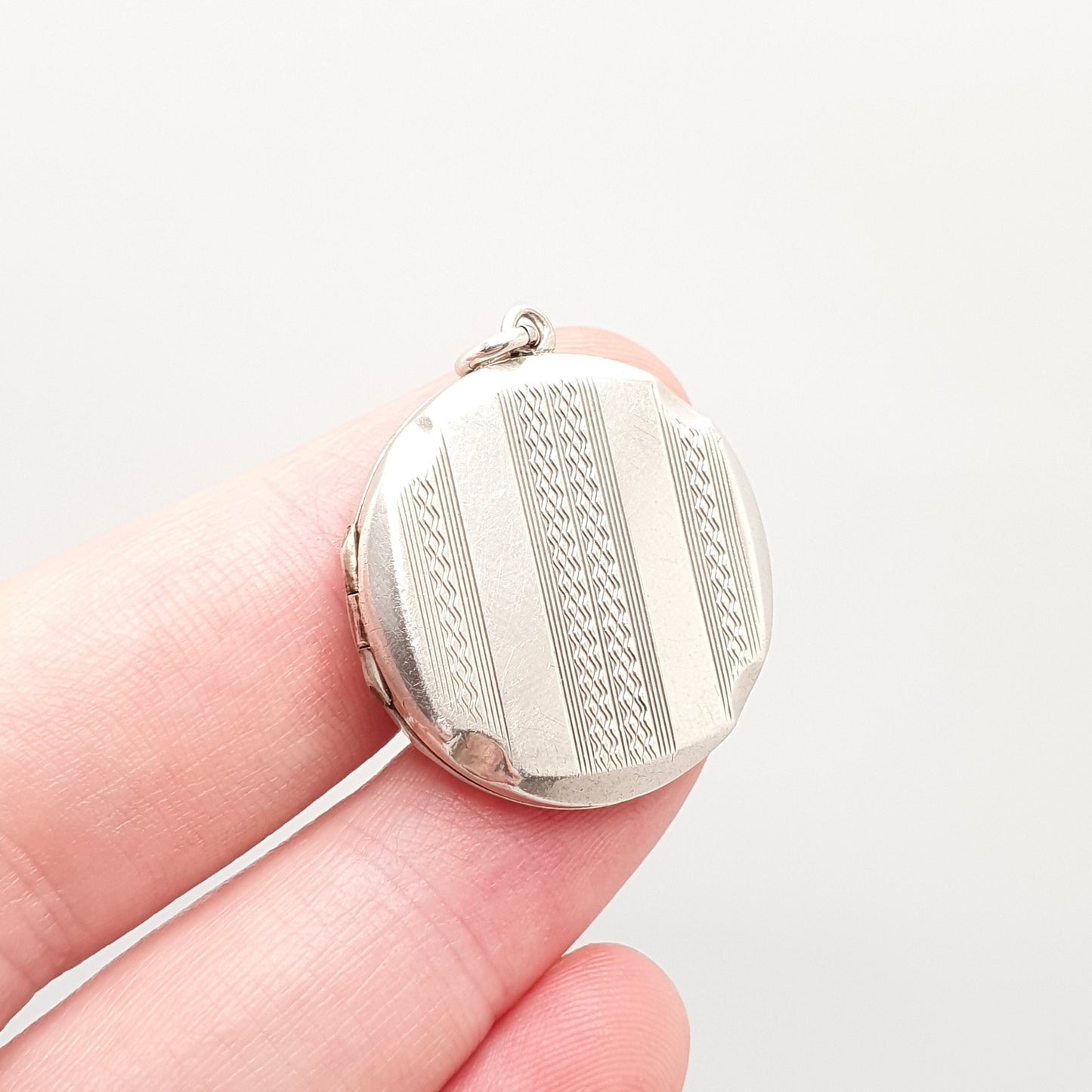 Antique Solid Silver Locket Art Deco Vertical Engine Turned Round Circle Necklace Pendant Vintage 1920s Picture Photo Jewelry Jewellery