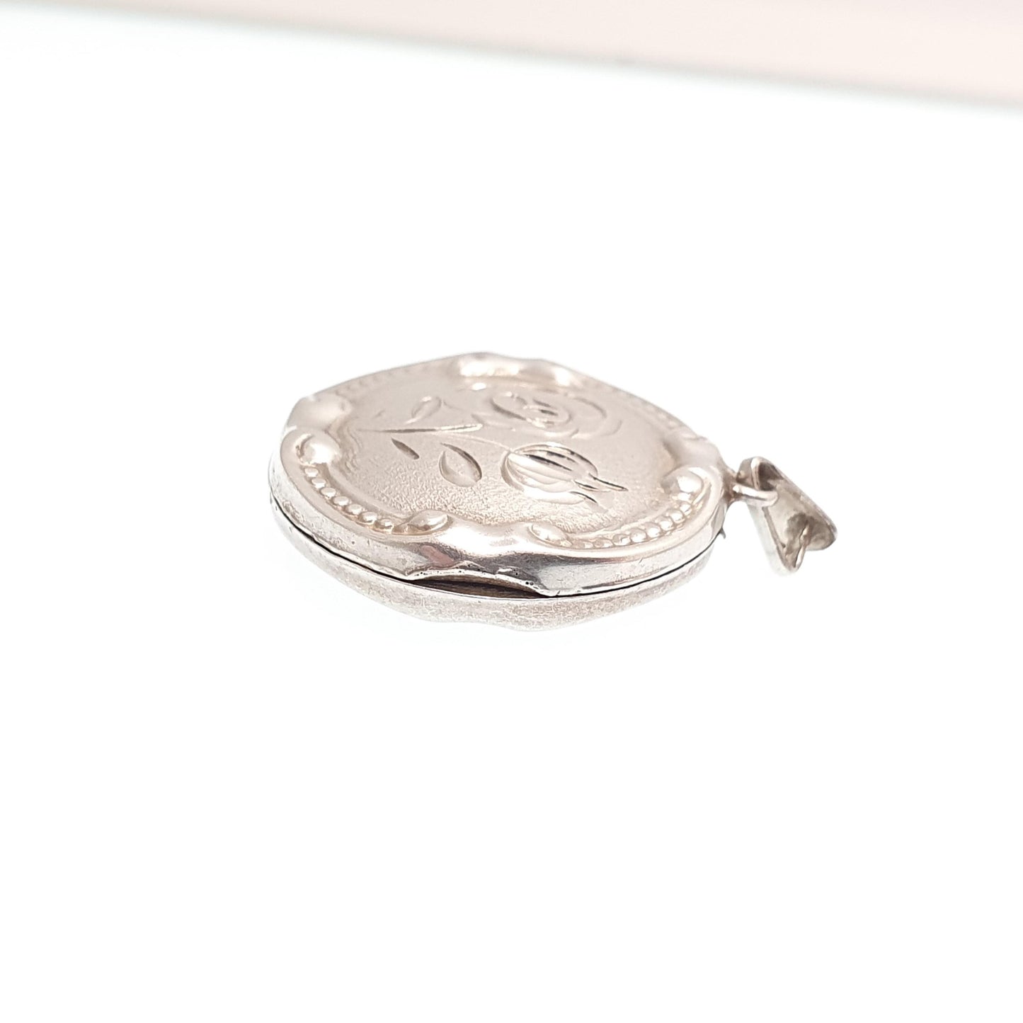 Vintage Sterling Silver Locket Round Circle Pendant Necklace Engraved Solid 925 Retro Picture Photo Jewelry Womens Ladies Jewellery