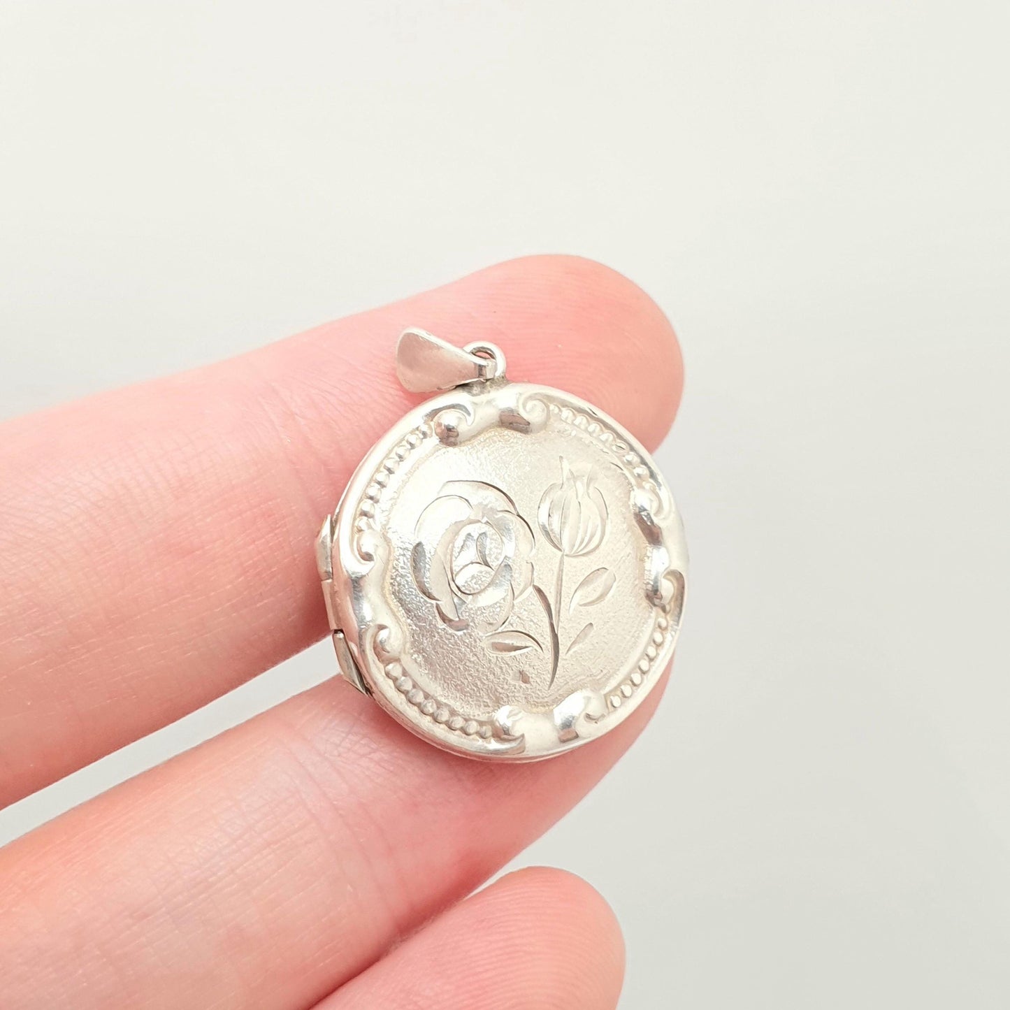 Vintage Sterling Silver Locket Round Circle Pendant Necklace Engraved Solid 925 Retro Picture Photo Jewelry Womens Ladies Jewellery