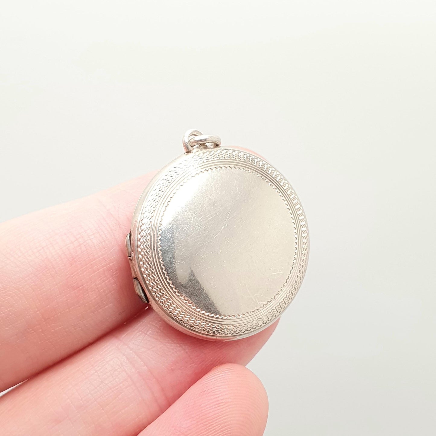 Antique Solid Silver Round Locket Pendant Necklace Circle Engraved Cute Vintage Picture Photo Womens Jewelry Jewellery