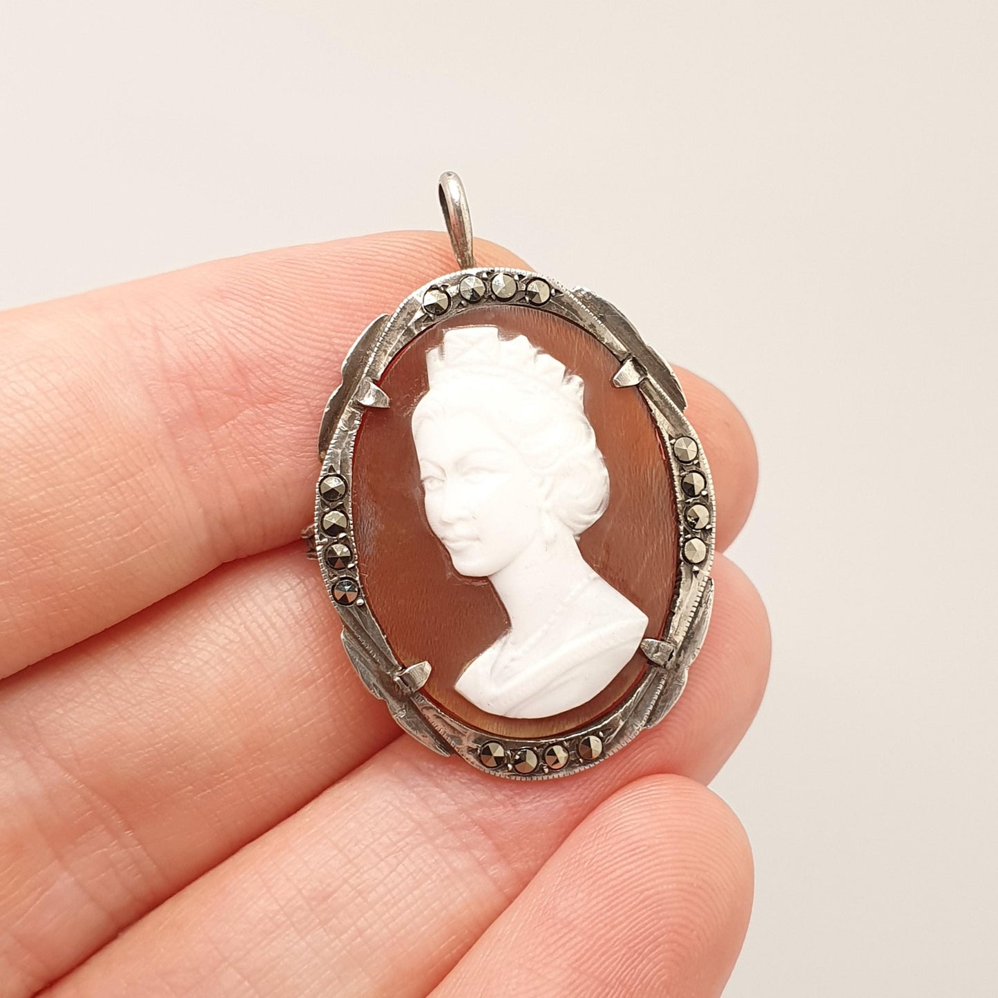 Old Vintage Solid Silver Queen Elizabeth Cameo Pendant Brooch Young Queen of England Genuine Shell 1950s Necklace Womens Jewelry Jewellery