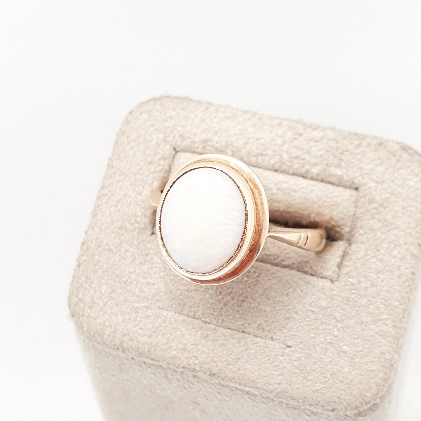 Vintage 9ct 375 Gold Opal Ring White Solitaire Gemstone Solid 9k Yellow 1994 Hallmarked Sparkly Large Big Retro Womens Jewelry Jewellery