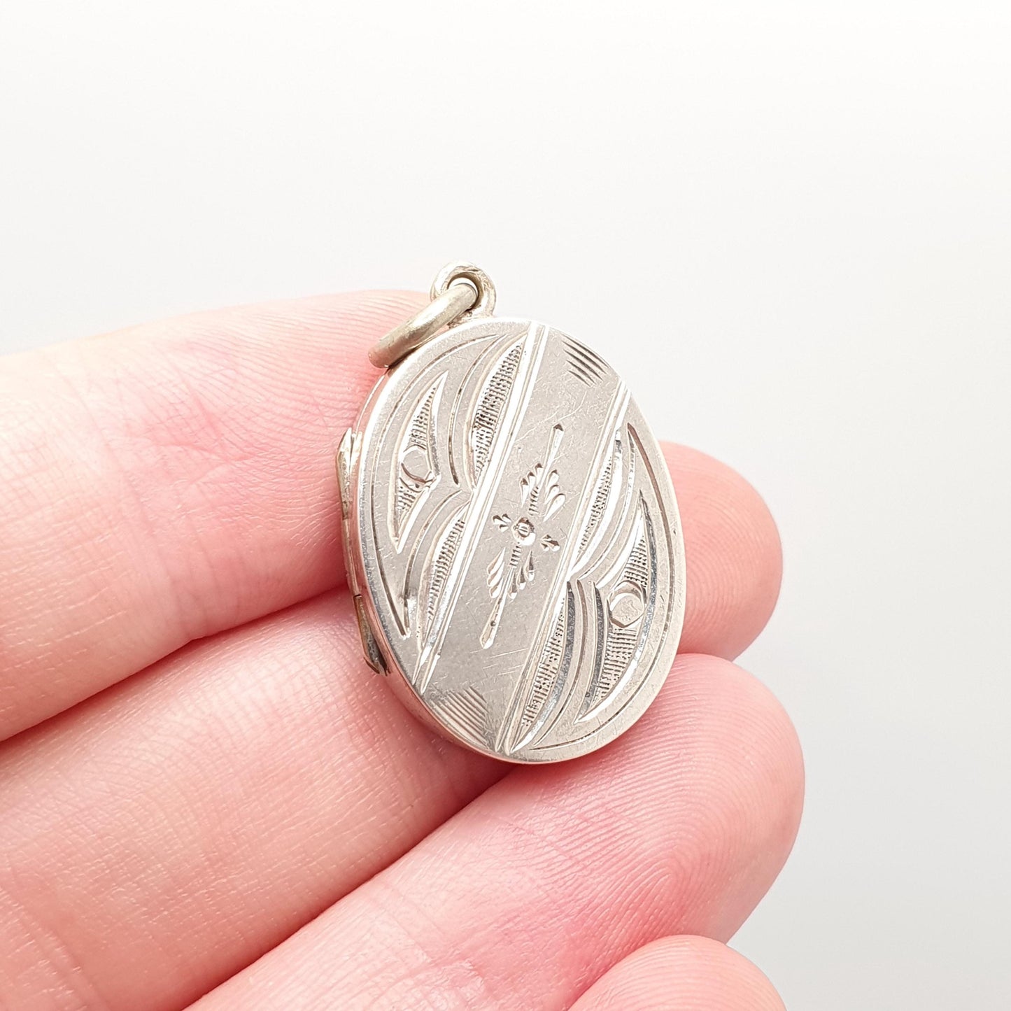 Antique Solid Silver Victorian Locket Engraved Arrow Border Oval Small Cute Necklace Vintage Pendant Geometric Picture Jewelry Jewellery