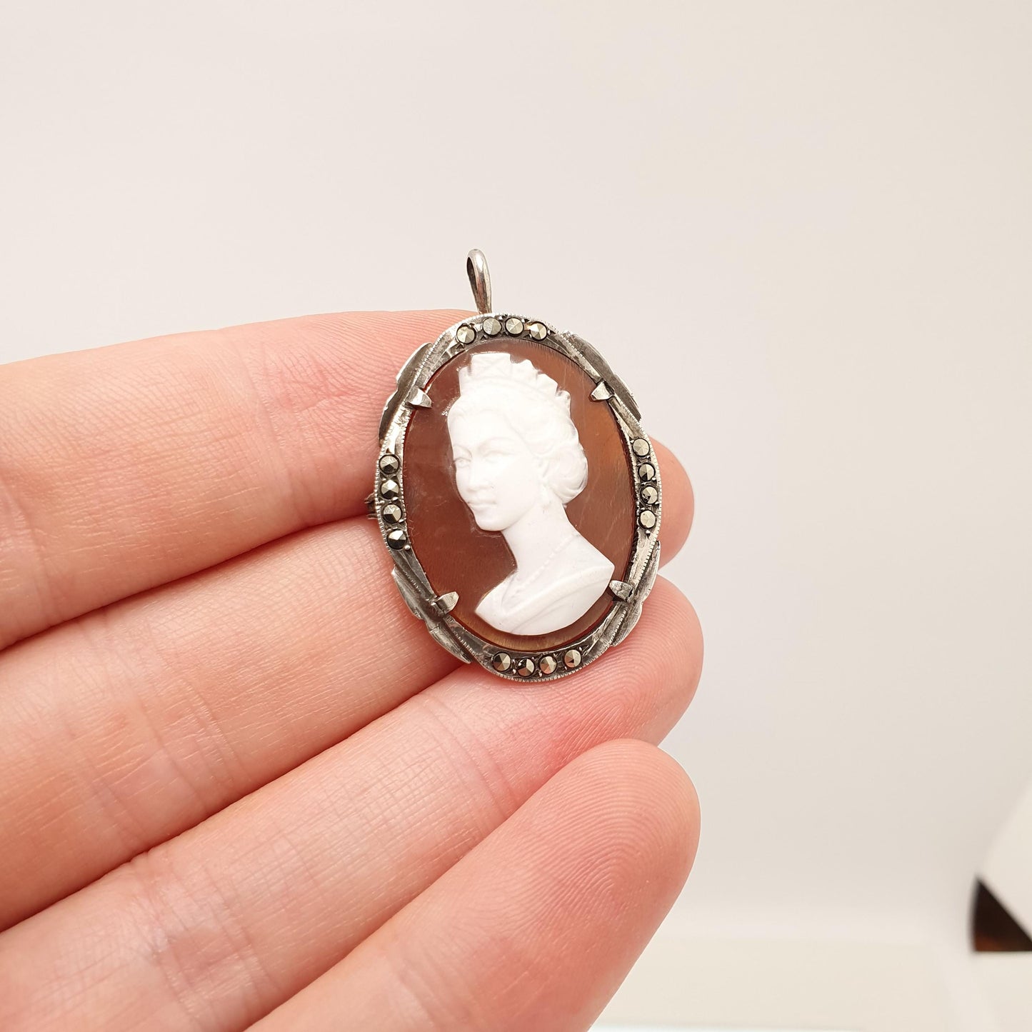 Old Vintage Solid Silver Queen Elizabeth Cameo Pendant Brooch Young Queen of England Genuine Shell 1950s Necklace Womens Jewelry Jewellery
