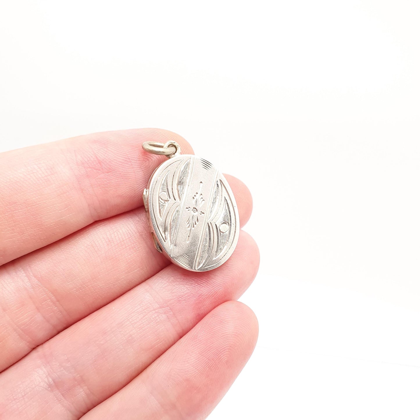 Antique Solid Silver Victorian Locket Engraved Arrow Border Oval Small Cute Necklace Vintage Pendant Geometric Picture Jewelry Jewellery