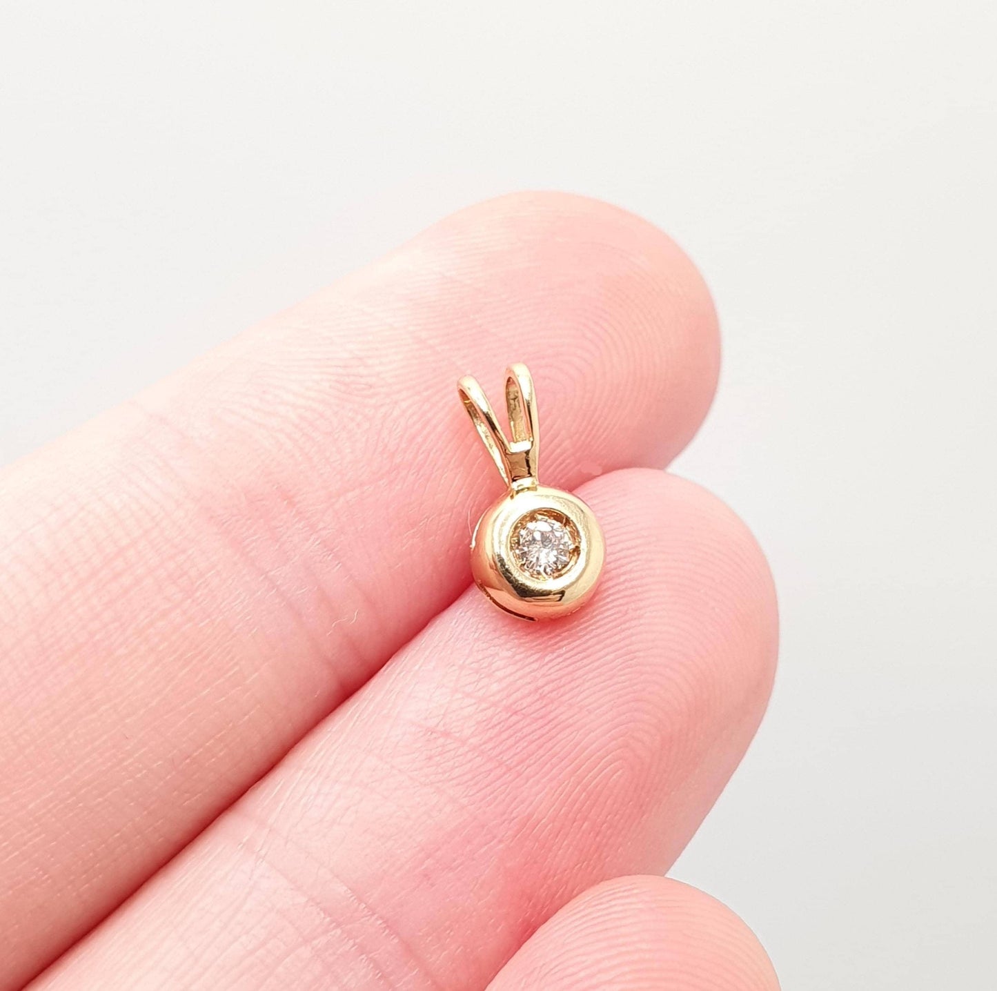 Vintage 18ct Gold Diamond Pendant 0.05ct Necklace Solid 750 18k Solitaire Small Brilliant Cut Real Gemstone Retro Womens Jewelry Jewellery