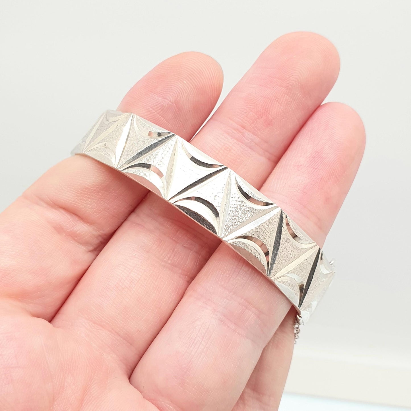 Vintage Sterling Silver Bangle Bracelet Thick Heavy V Arrow Engraved 1974 Hallmarked 31.61g Chunky Solid 925 Womens Jewelry Retro Jewellery
