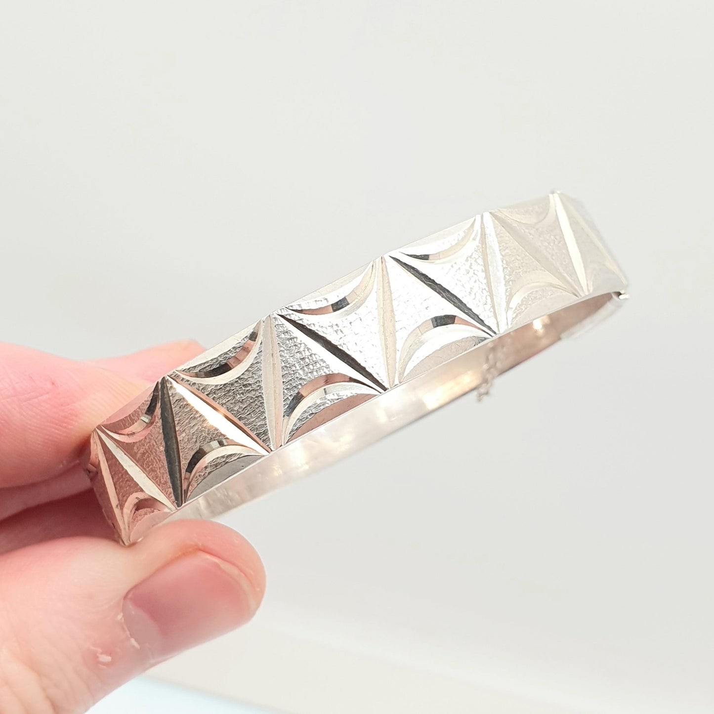 Vintage Sterling Silver Bangle Bracelet Thick Heavy V Arrow Engraved 1974 Hallmarked 31.61g Chunky Solid 925 Womens Jewelry Retro Jewellery