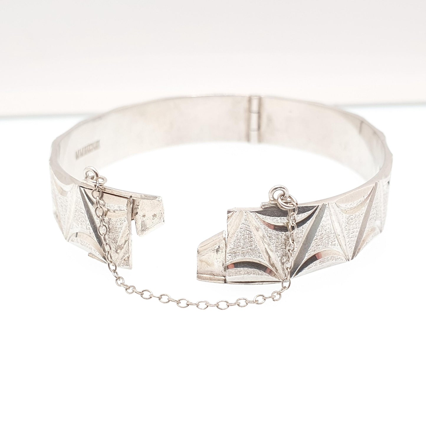 Vintage Sterling Silver Bangle Bracelet Thick Heavy V Arrow Engraved 1974 Hallmarked 31.61g Chunky Solid 925 Womens Jewelry Retro Jewellery