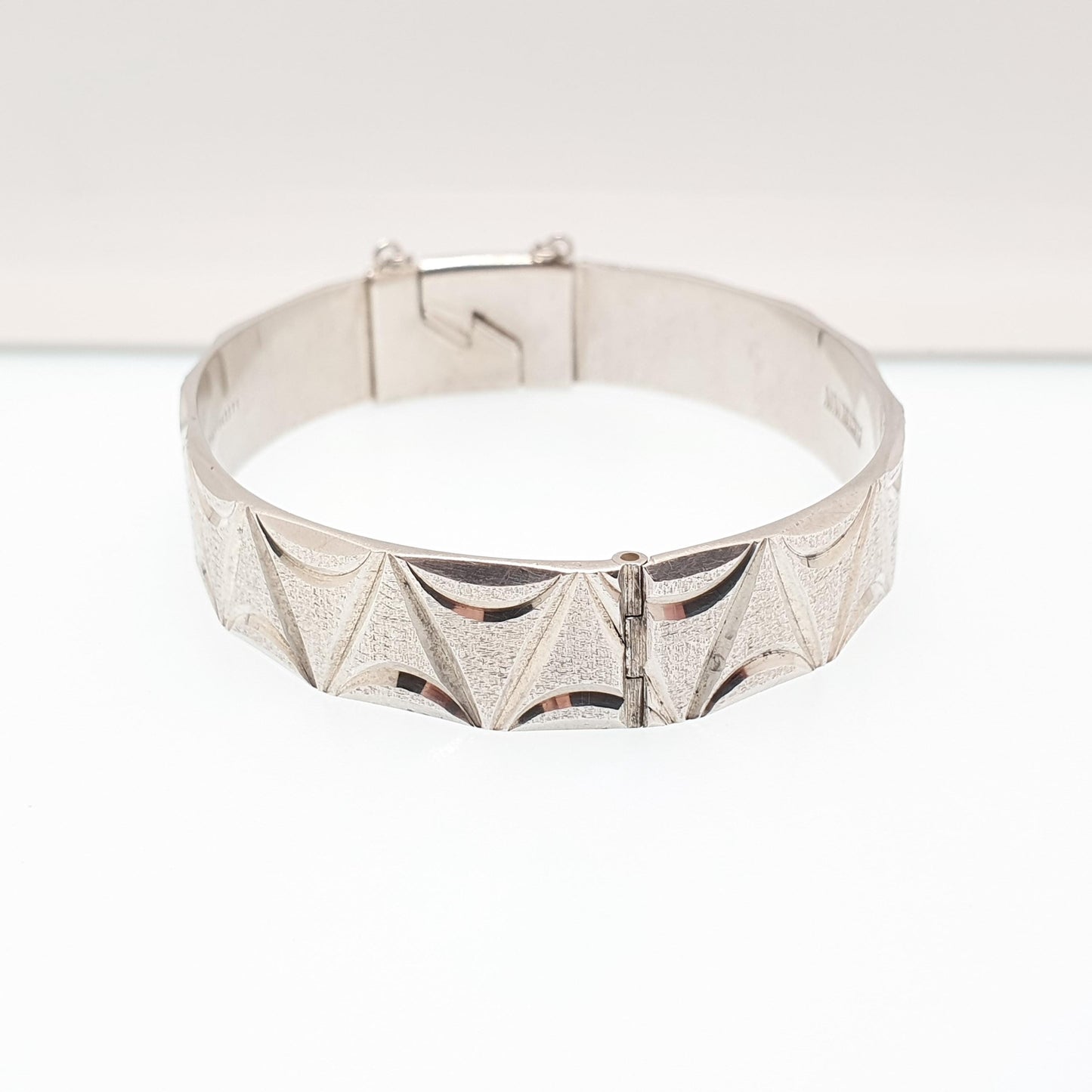 Vintage Sterling Silver Bangle Bracelet Thick Heavy V Arrow Engraved 1974 Hallmarked 31.61g Chunky Solid 925 Womens Jewelry Retro Jewellery