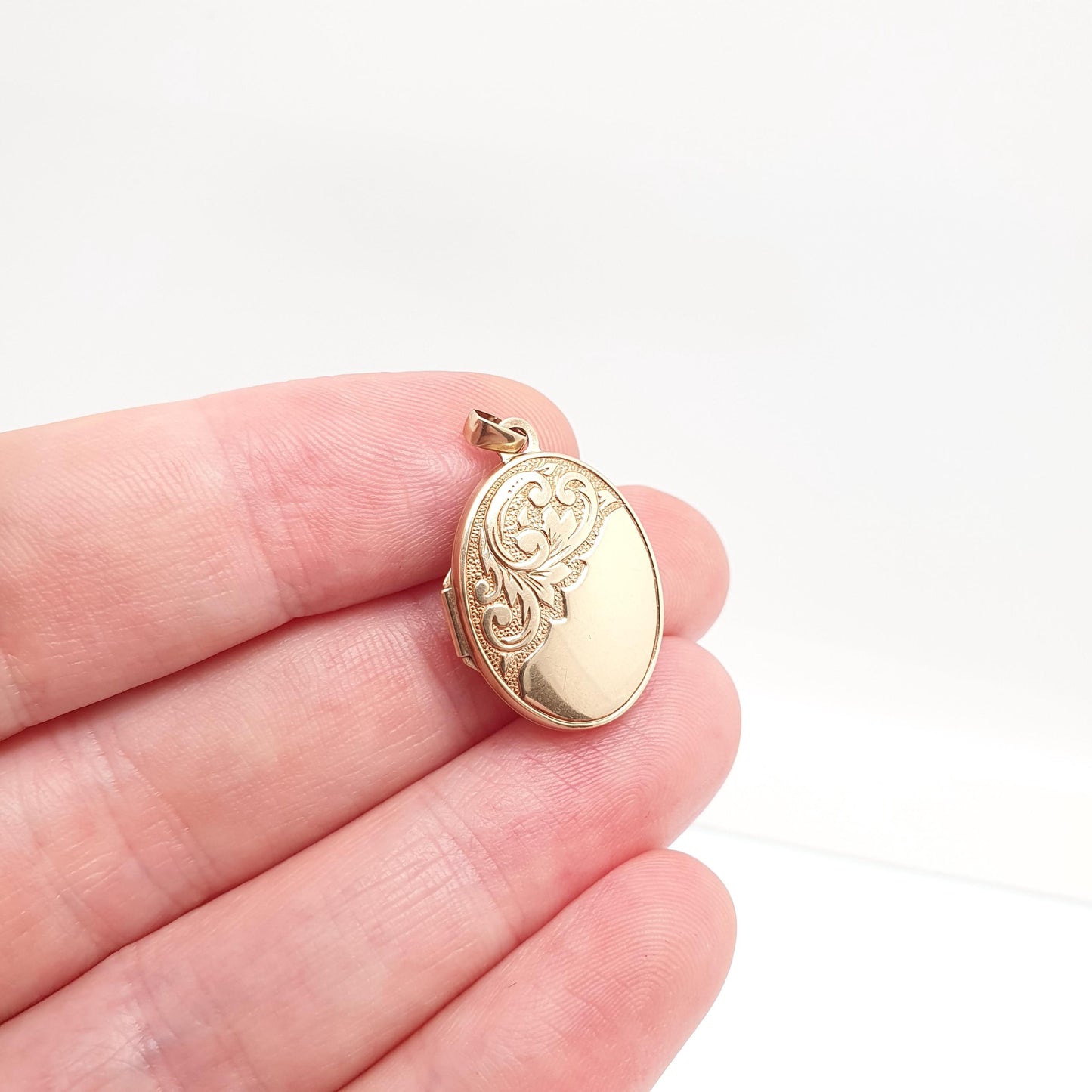 Vintage Solid 9ct 9k Gold Locket Oval All 375 9 Carat Gold Embossed Necklace Hallmark Photo Picture Pendant Retro Jewelry Womens Jewellery