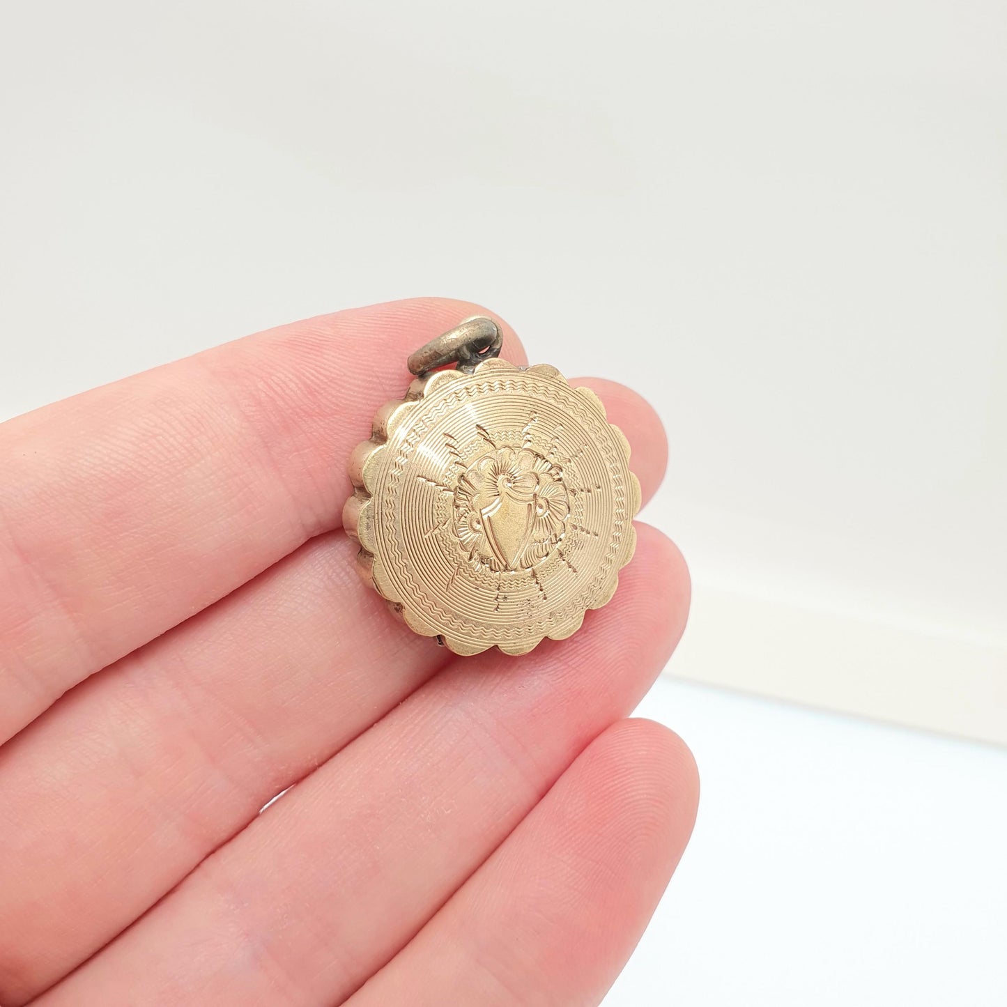 Antique Rolled Gold Locket Necklace Pendant Gold Filled Front & Back Pattern Engraved Circle Vintage Frilled Womens Ladies Jewellery Jewelry