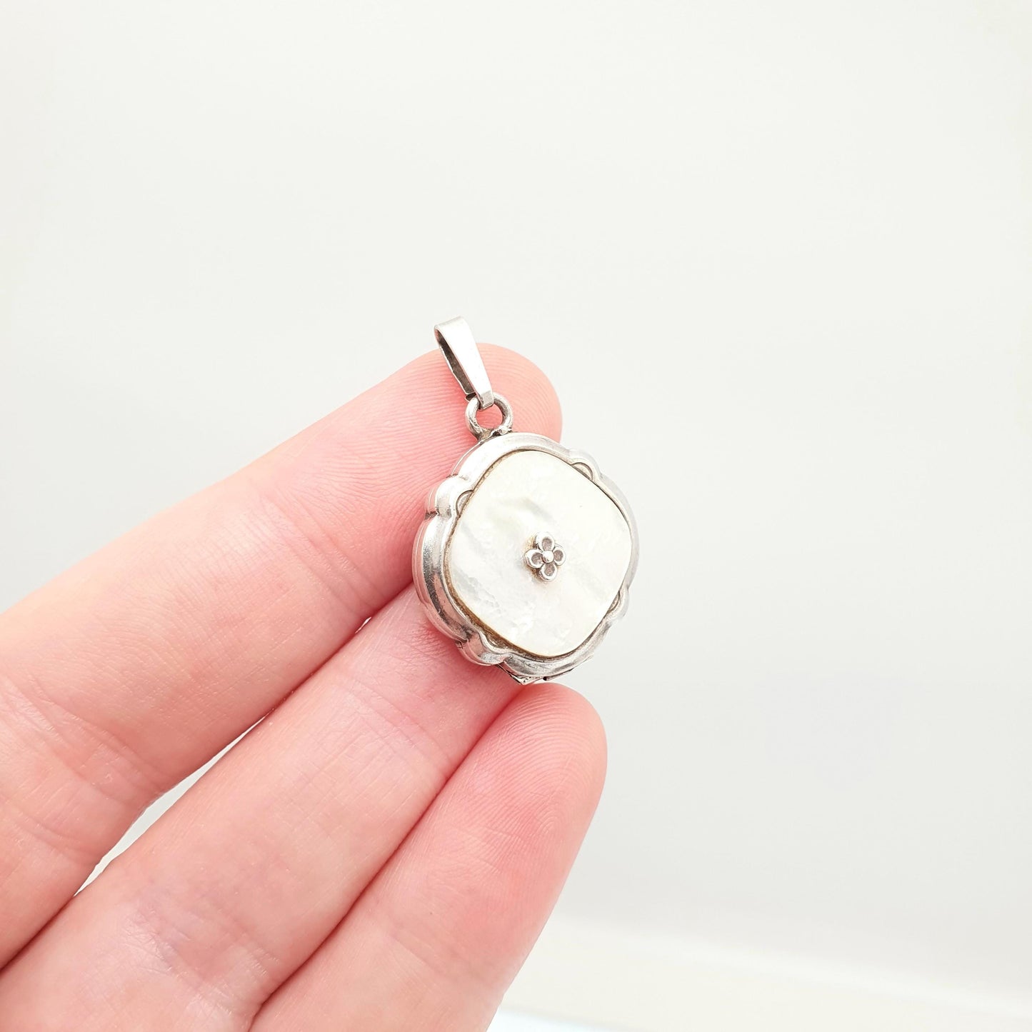 Vintage Sterling Silver Mother of Pearl Locket Flower Centre Necklace Pendant Genuine Real White Shell Solid 925 Retro Jewellery Jewelry