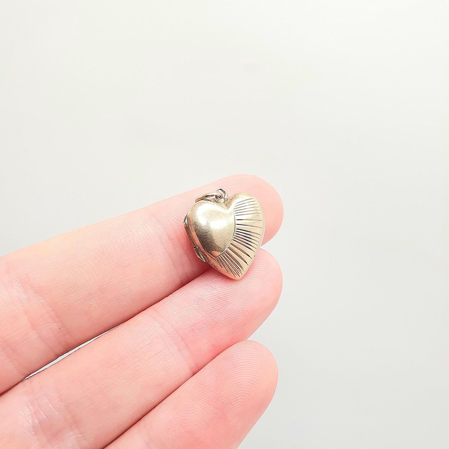 Antique 9ct 9k Gold Heart Locket Sunburst Art Deco Solid Yellow Gold Back & Front Engraved 1920s Necklace Photo Pendant Jewelry Jewellery