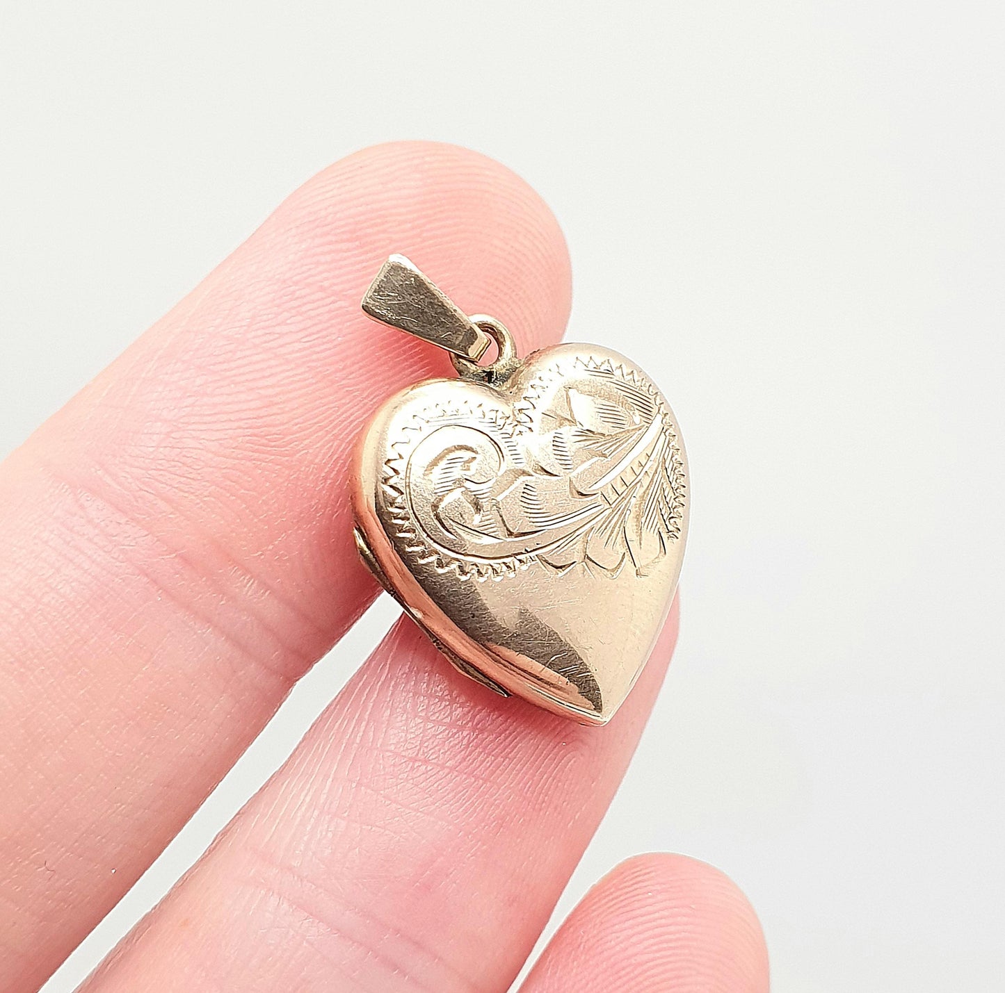 Antique 9ct Gold Heart Locket Cute Engraved Solid 9k 375 Pendant Fine Estate Love Gift Back & Front Necklace Retro Jewelry Womens Jewellery