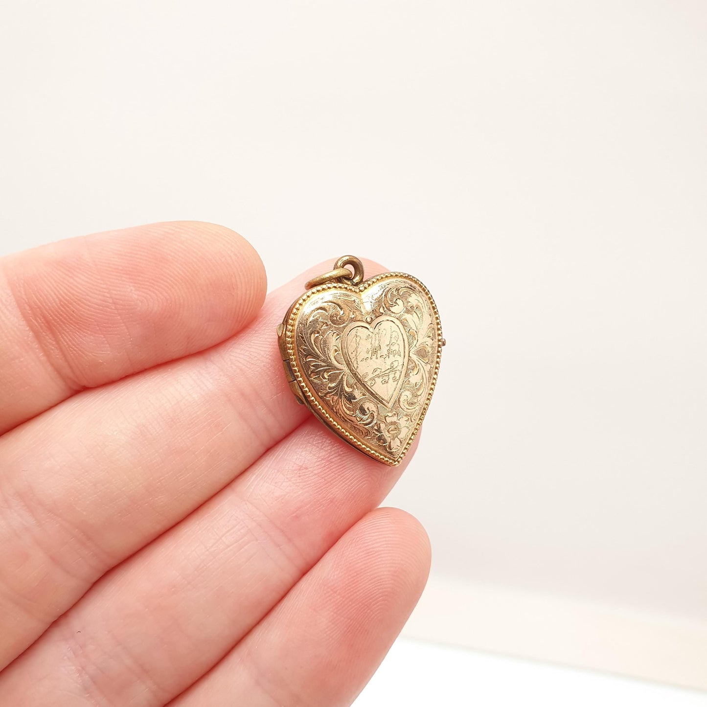 Antique Rolled Gold Heart Locket Necklace Victorian Gold Filled Pendant Love Vintage Picture Photo Womens Ladies Jewellery Jewelry