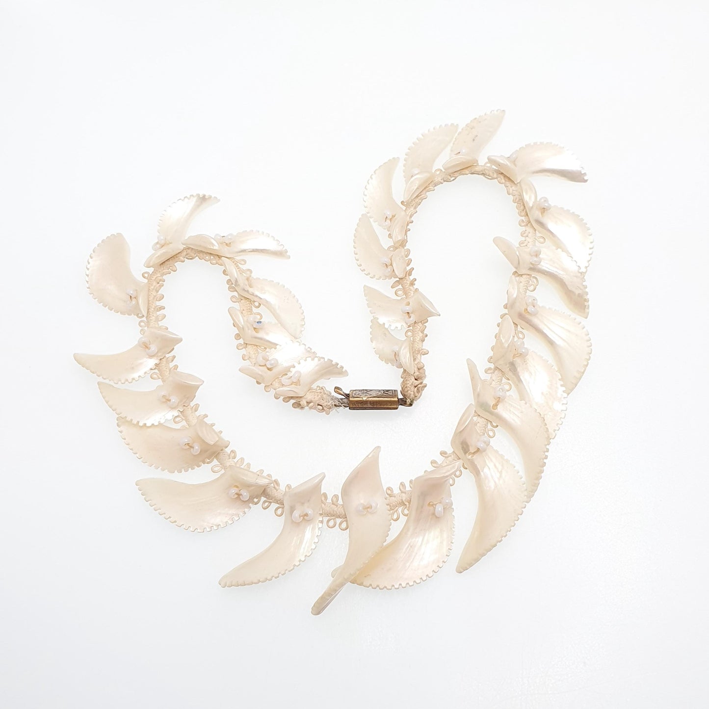 Antique Victorian Mother of Pearl Necklace Jagged Teeth Hand Carved Genuine Shell Lace Collar Twist Frill Pendants Womens Jewellery Jewelry