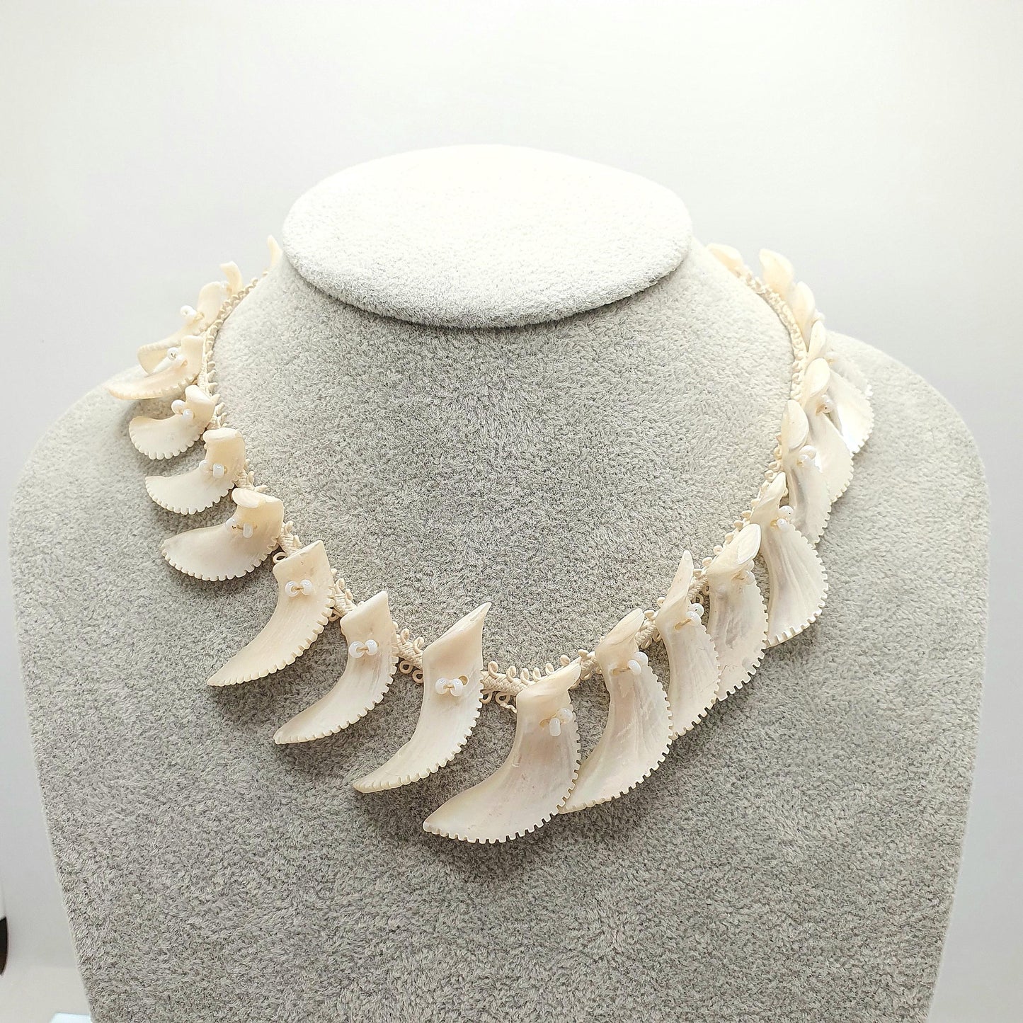 Antique Victorian Mother of Pearl Necklace Jagged Teeth Hand Carved Genuine Shell Lace Collar Twist Frill Pendants Womens Jewellery Jewelry
