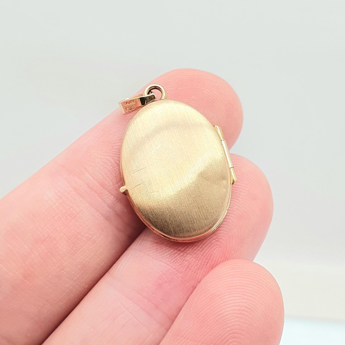 Vintage Solid 9ct 9k Gold Locket Oval All 375 9 Carat Gold Embossed Necklace Photo Picture Pendant Retro Jewelry Womens Jewellery