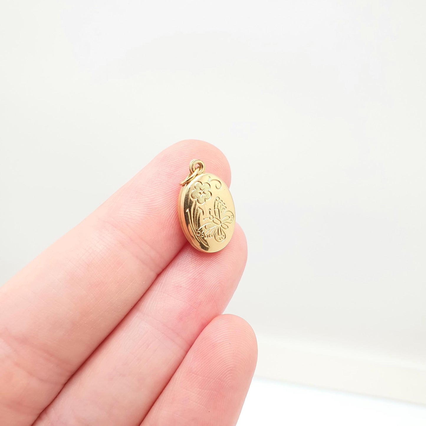 Vintage Solid 9k 9kt Gold Butterfly Locket Oval All 9ct 9 Carat Small Necklace Cute Engraved Photo Picture Pendant Retro Jewelry Jewellery