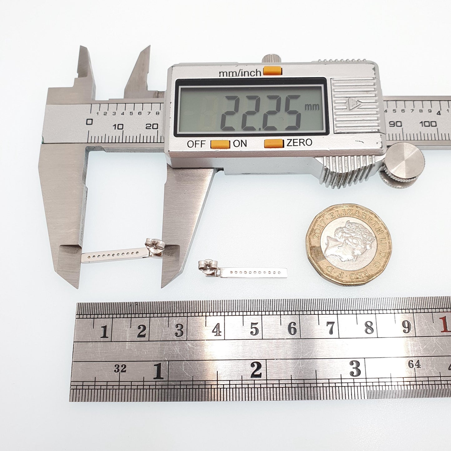 Vintage 9k 9ct White Gold Bar Earrings CZ Brilliant Cut Rectangular Hanging Stud Diamond Simulant Womens Jewelry Retro Jewellery