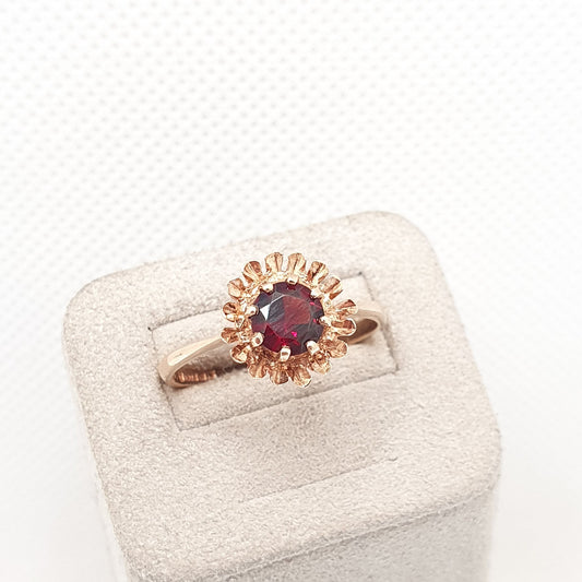 Vintage 9ct Gold Garnet Ring Solid 9k 375 Flower Style 1971 Hallmarked Crimson Red Pyrope Gemstone Womens Retro Jewelry Jewellery