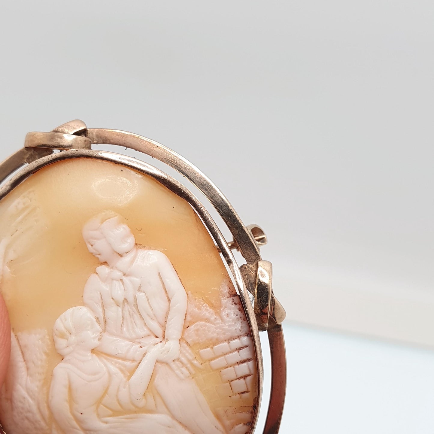 Antique 14k Gold Cameo Brooch Victorian Romantic Love Gift Man Woman Holding Hands Solid 14kt 585 Border Hand Carved Shell Vintage Jewelry