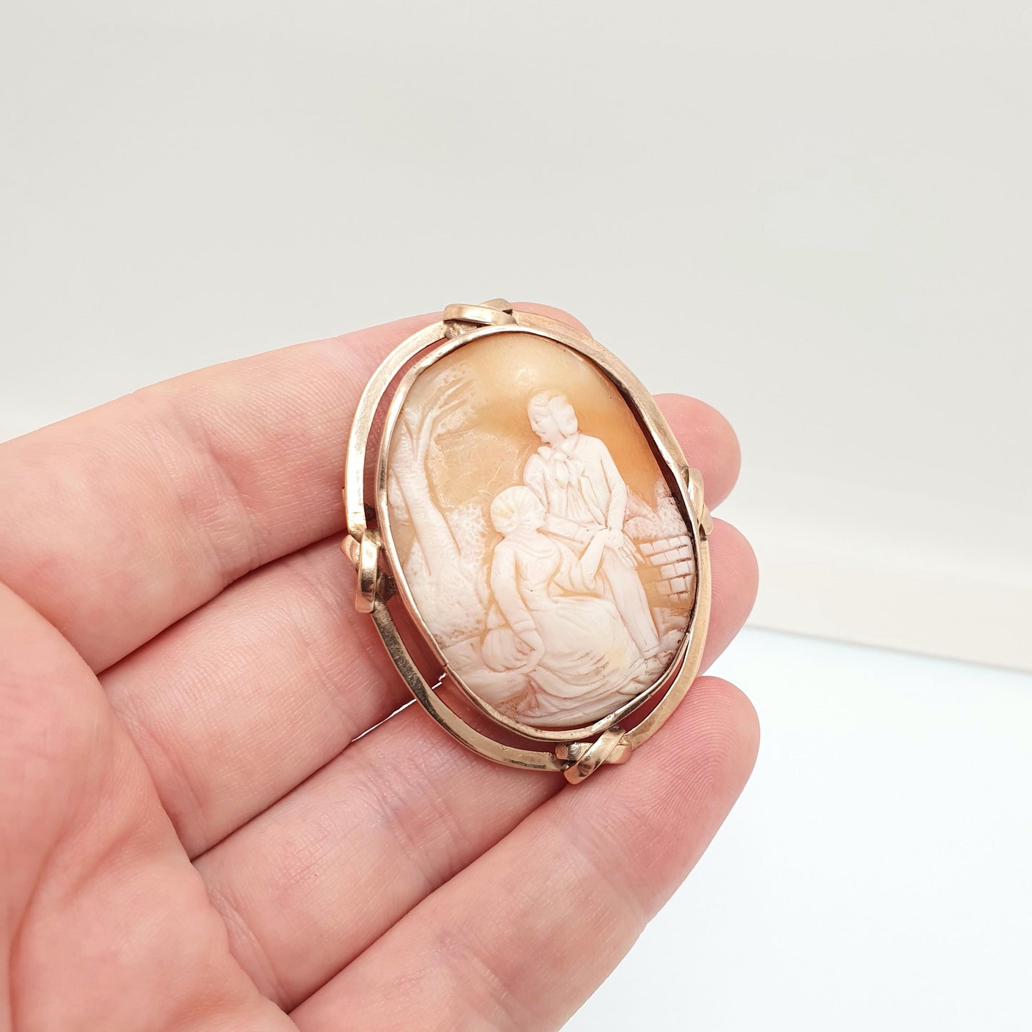 Antique 14k Gold Cameo Brooch Victorian Romantic Love Gift Man Woman Holding Hands Solid 14kt 585 Border Hand Carved Shell Vintage Jewelry