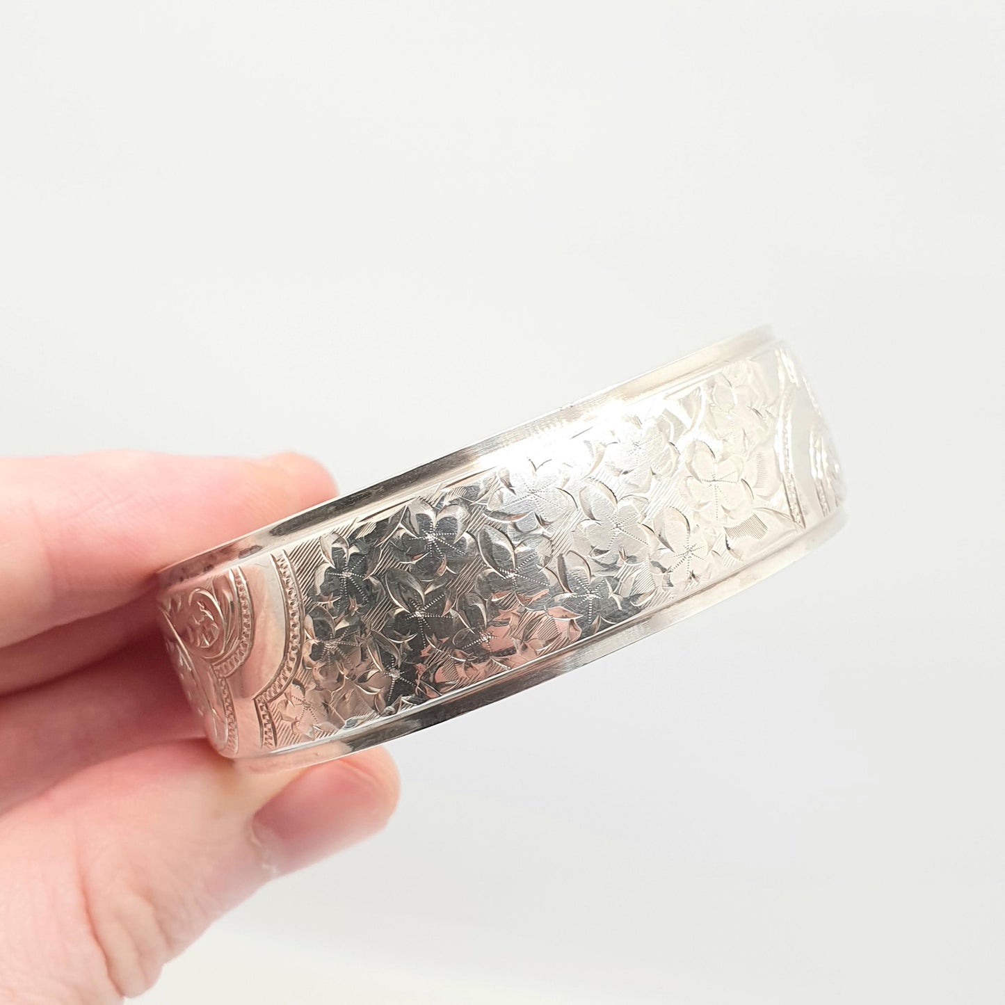 Vintage Sterling Silver Snap Bangle Bracelet Hand Engraved Wide Thick 29.47g 1960 Hallmark High Quality Solid 925 Womens Jewelry Jewellery