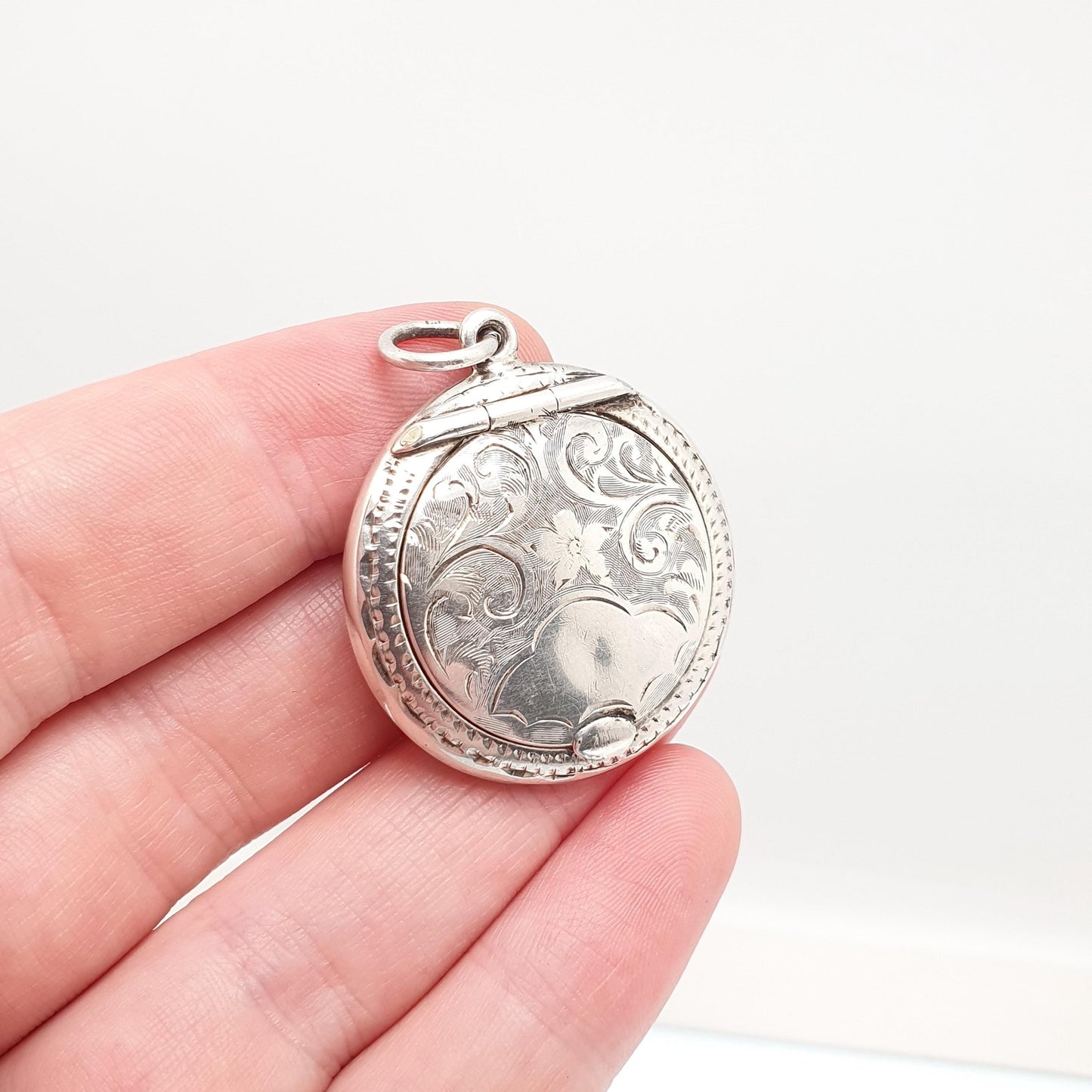 Antique Sterling Silver Powder Compact Locket Pendant Round Circle 1922 Hallmarked Round Vintage Solid 925 Womens Jewelry Jewellery