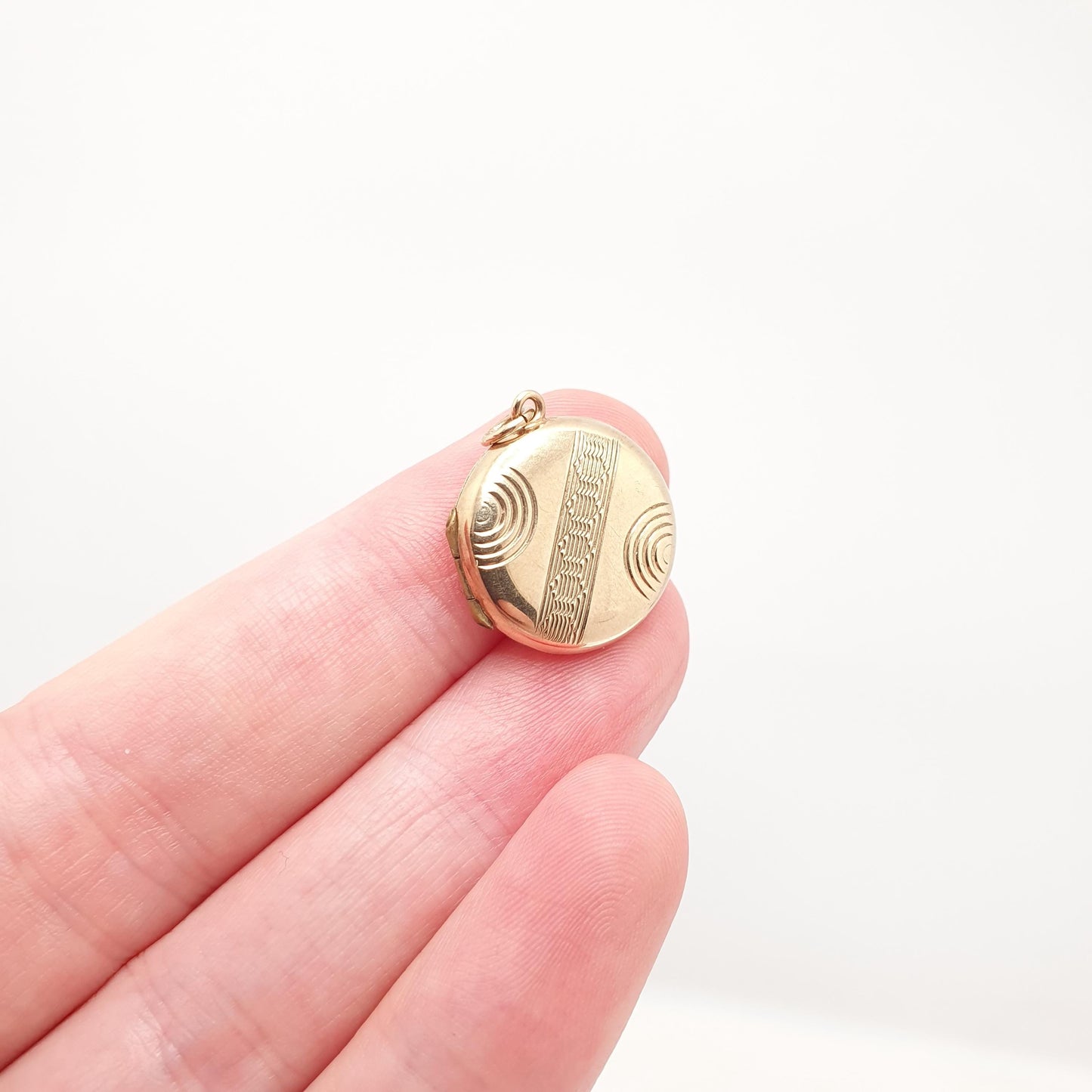 Antique 9ct 9k Gold Locket Pendant Round Art Deco Geometric Pattern Solid 375 Back & Front Small Circle Photo Vintage Necklace
