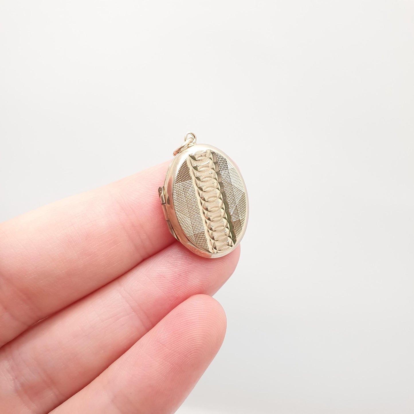 Antique 9ct 9k Gold Locket Spiral Pattern Art Deco Solid 375 Gold Back & Front Gyroscope 1920s Necklace Photo Pendant Womens Jewelry