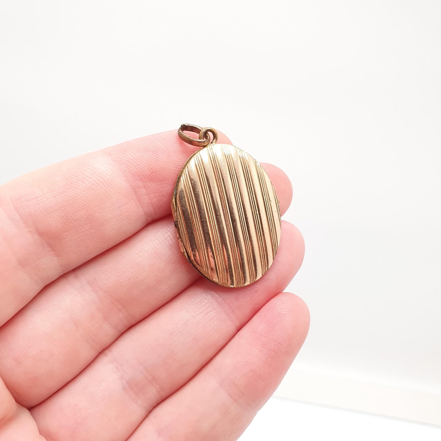 Antique Rolled Gold Locket Necklace Pendant Rose Gold Filled Vertical Pattern Oval Vintage Womens Ladies Jewellery Jewelry