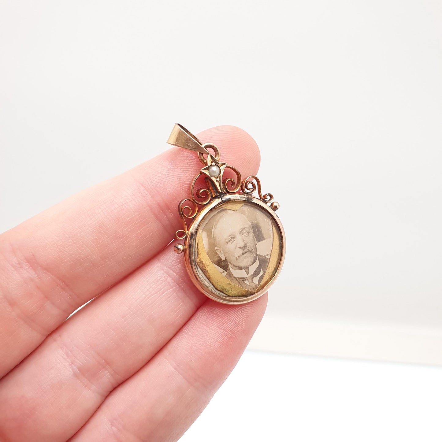 Antique Rose Rolled Gold Locket Seed Pearl Picture Pendant Gold Filled Double Sided Picture Round Circle Necklace Photo Jewelry Jewellery