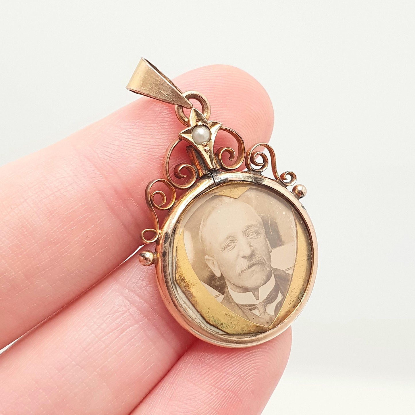 Antique Rose Rolled Gold Locket Seed Pearl Picture Pendant Gold Filled Double Sided Picture Round Circle Necklace Photo Jewelry Jewellery