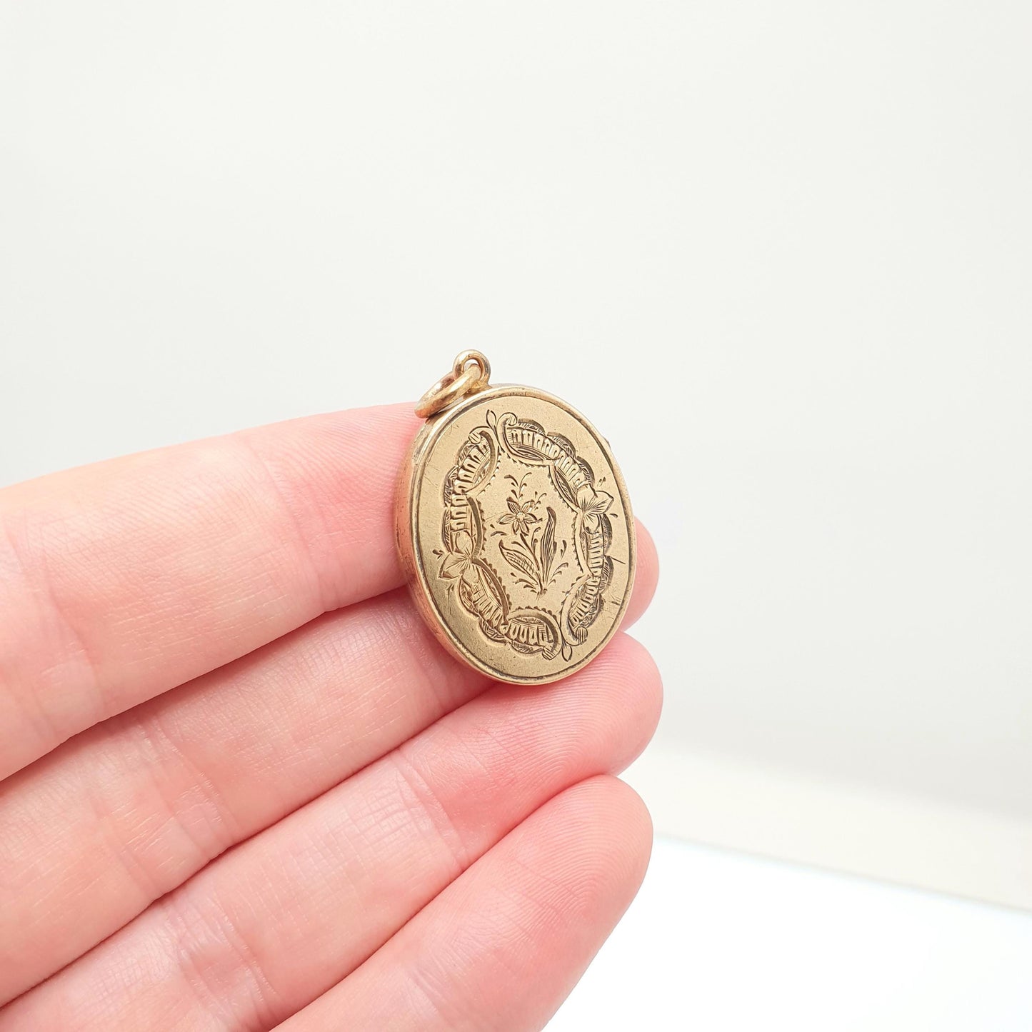 Antique Solid 14k Gold Locket Victorian Yellow Gold Hand Engraved Solid 14kt 585 All Gold Oval Necklace Pendant Vintage Jewelry
