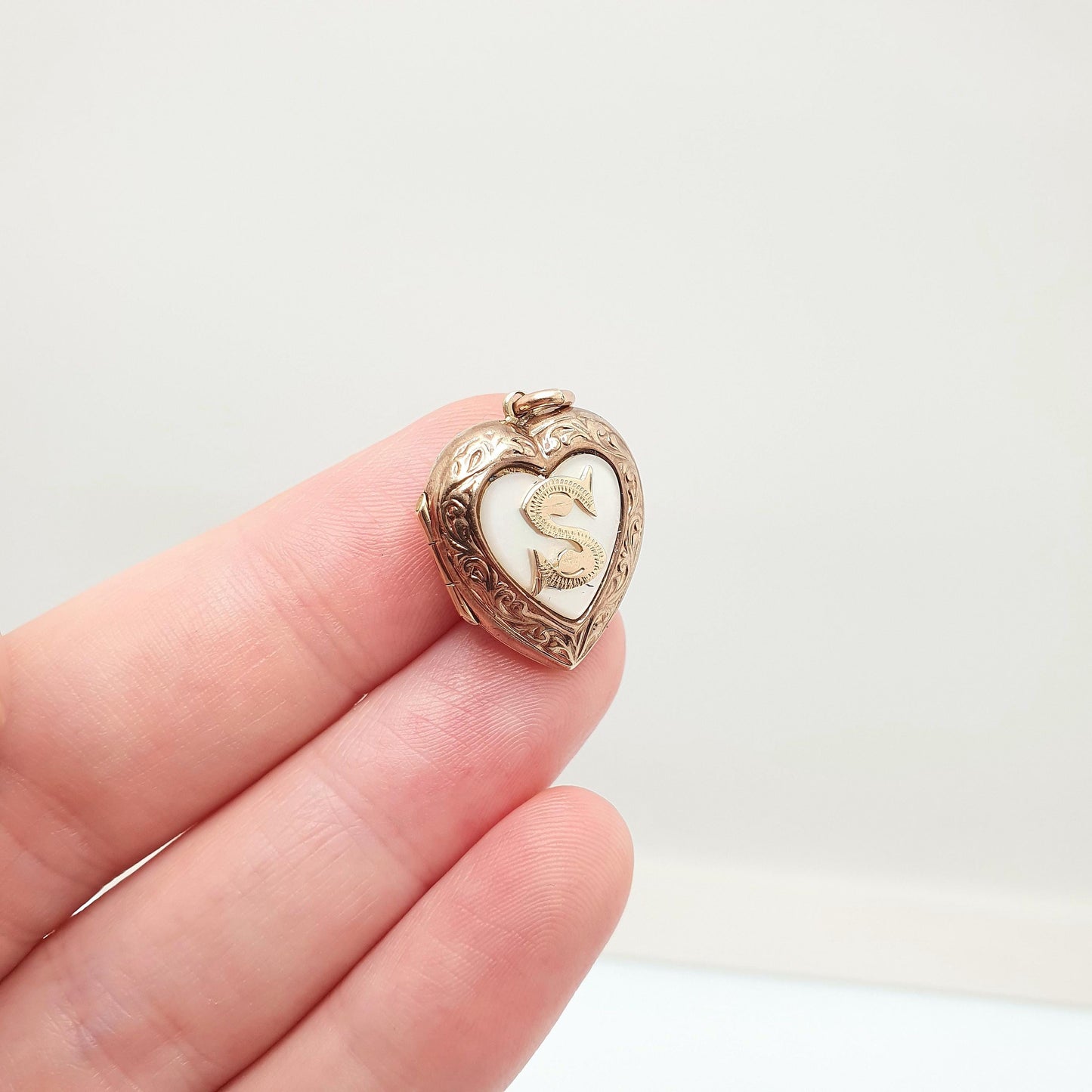 Antique 9ct 9k Gold Heart Locket Mother of Pearl "S" Initial Art Deco Solid 9kt Back & Front 1920s Necklace Photo Pendant Jewelry Jewellery