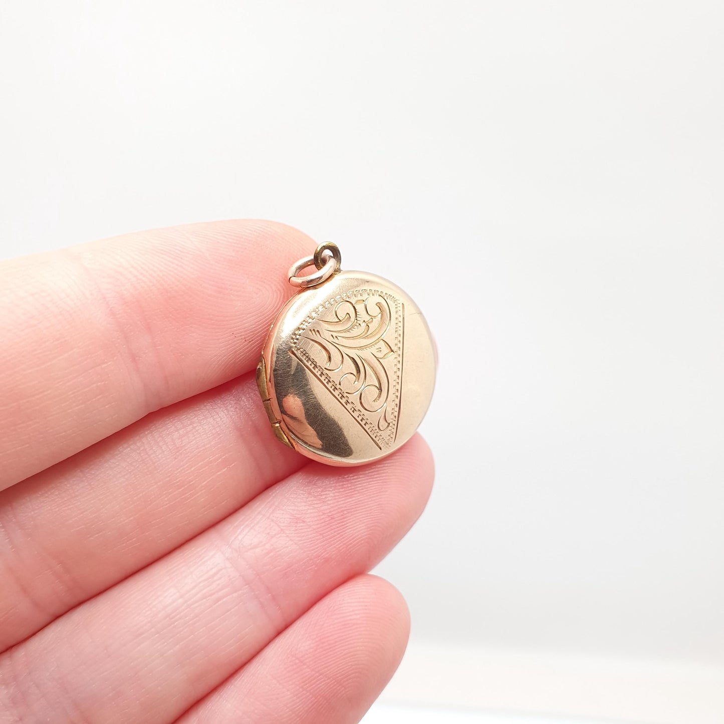 Antique 9ct 9k Gold Locket Pendant Round Art Deco Engraved Pattern Solid 375 Back & Front Small Circle Photo Vintage Necklace