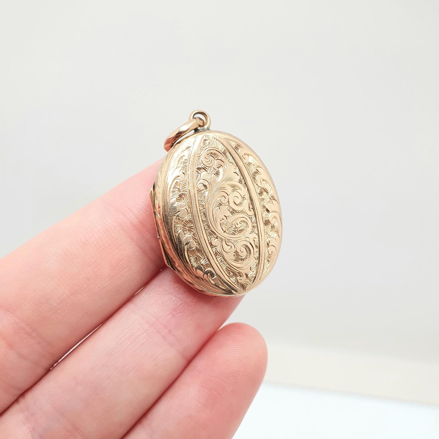 Antique Victorian Solid 9ct Gold Locket Large Oval Pendant Necklace Engraved Fine Estate 375 9k Photo Vintage Jewelry Jewellery