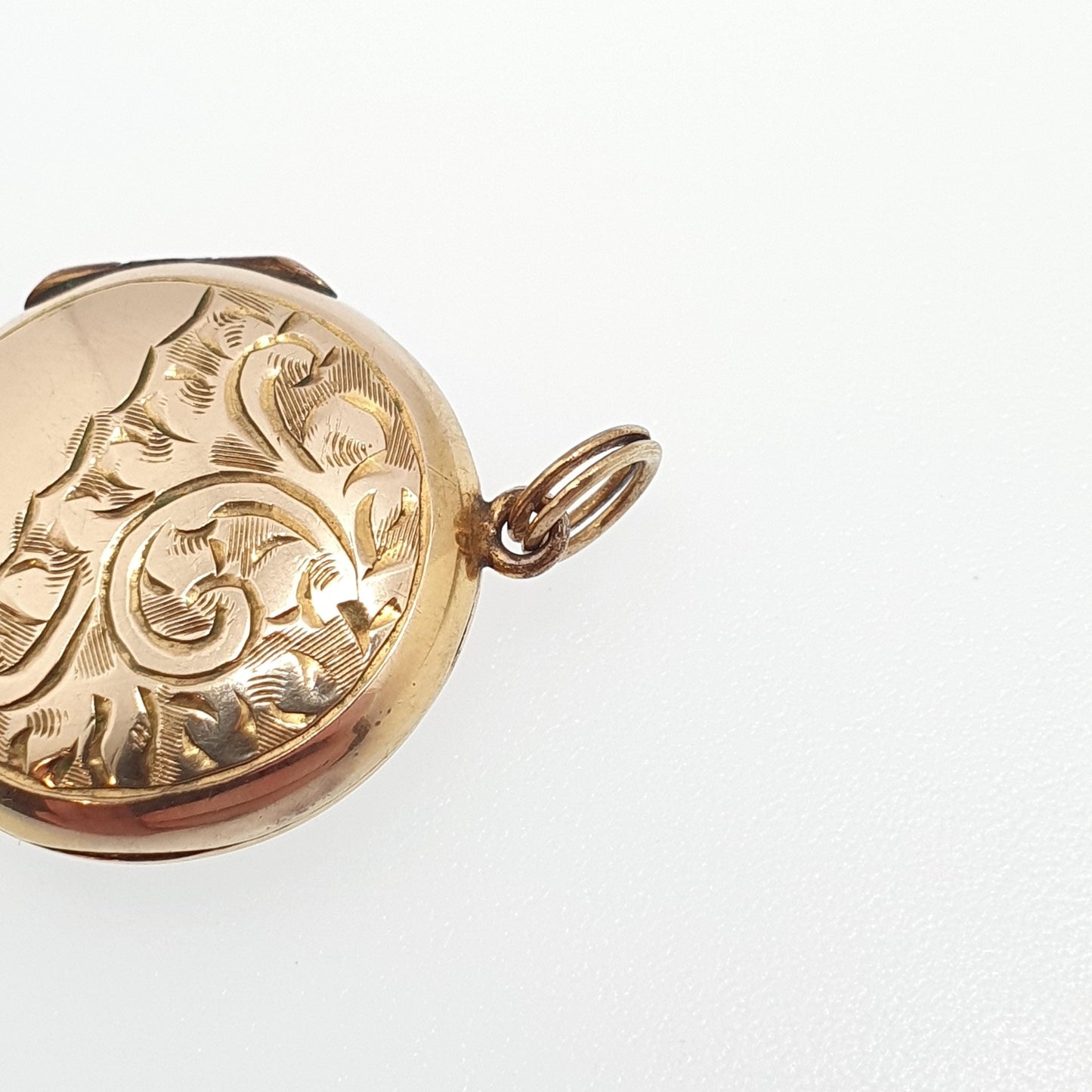 Antique 9ct 9k Gold Locket Pendant Round Art Deco Engraved Pattern Solid 375 Back & Front Small Circle Photo Vintage Necklace