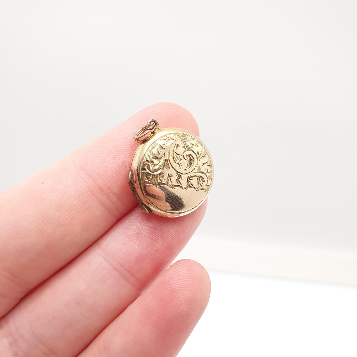 Antique 9ct 9k Gold Locket Pendant Round Art Deco Engraved Pattern Solid 375 Back & Front Small Circle Photo Vintage Necklace