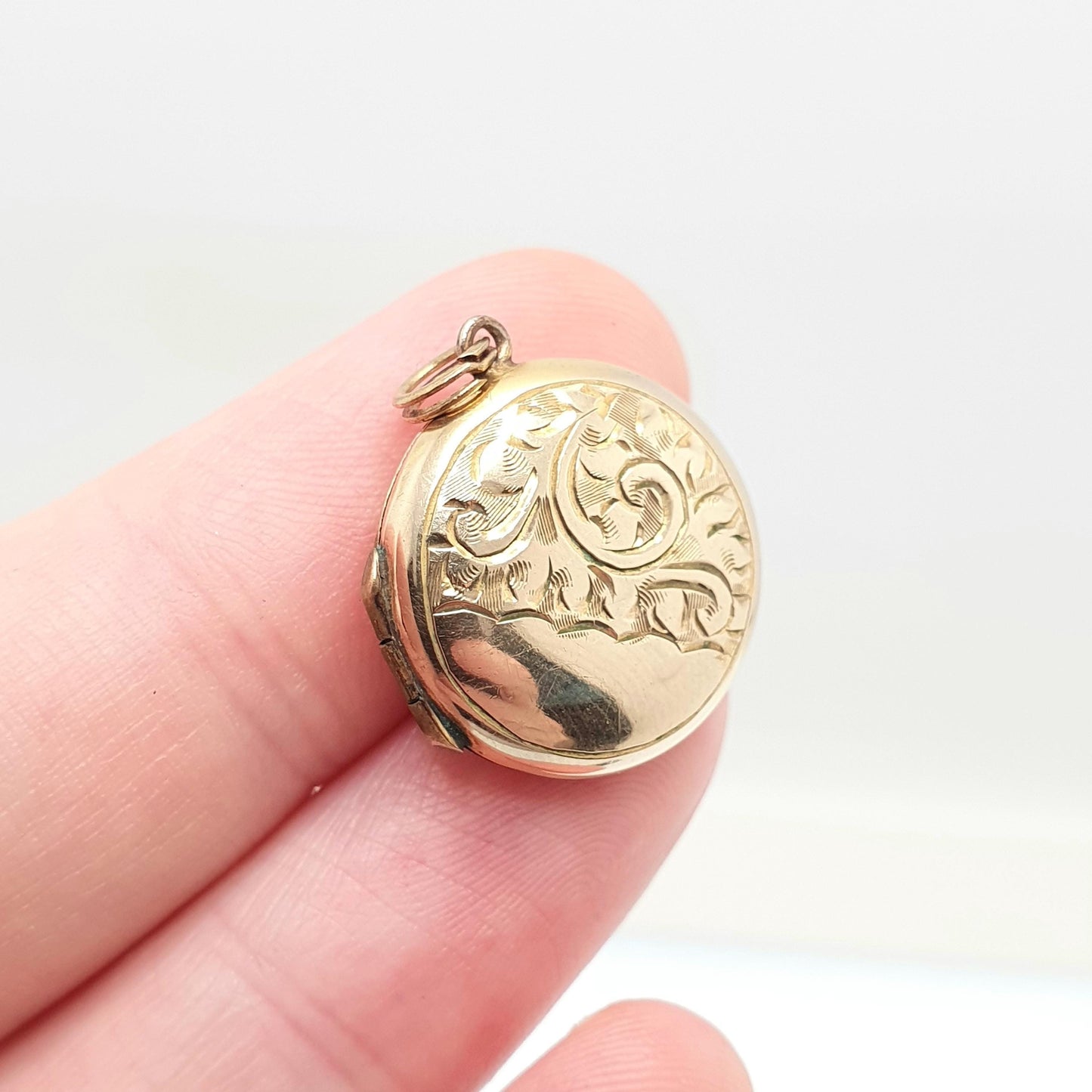 Antique 9ct 9k Gold Locket Pendant Round Art Deco Engraved Pattern Solid 375 Back & Front Small Circle Photo Vintage Necklace