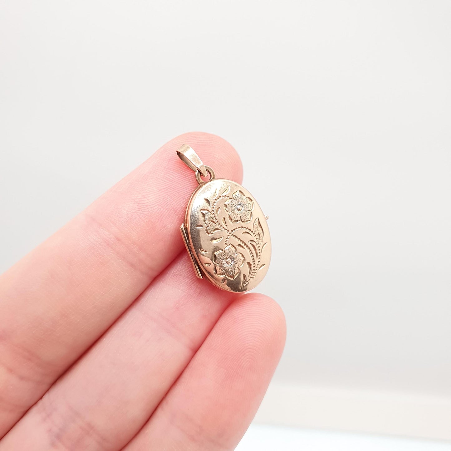 Vintage Solid 9ct 9k Gold Locket Oval All 375 9 Carat Gold Flower Embossed Necklace Photo Picture Pendant