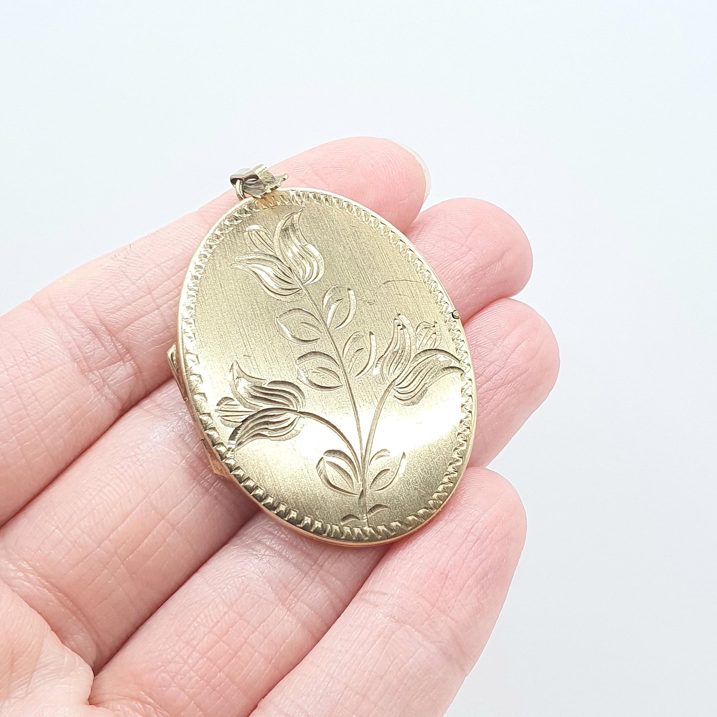 Vintage Rolled Gold Oval Locket Large Flower Engraved Gold Filled Womens Pendant Necklace Ladies Jewellery Jewelry