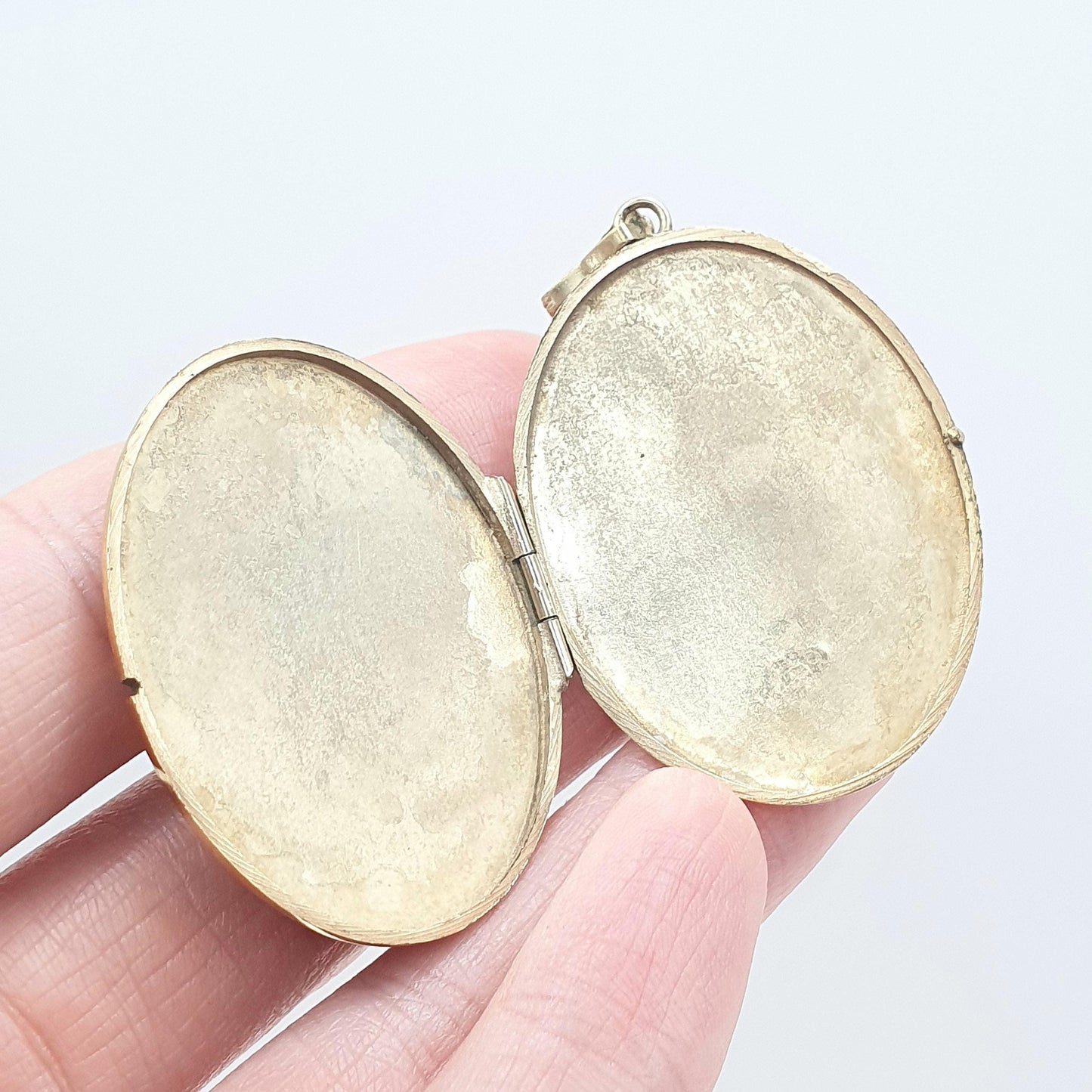 Vintage Rolled Gold Oval Locket Large Flower Engraved Gold Filled Womens Pendant Necklace Ladies Jewellery Jewelry