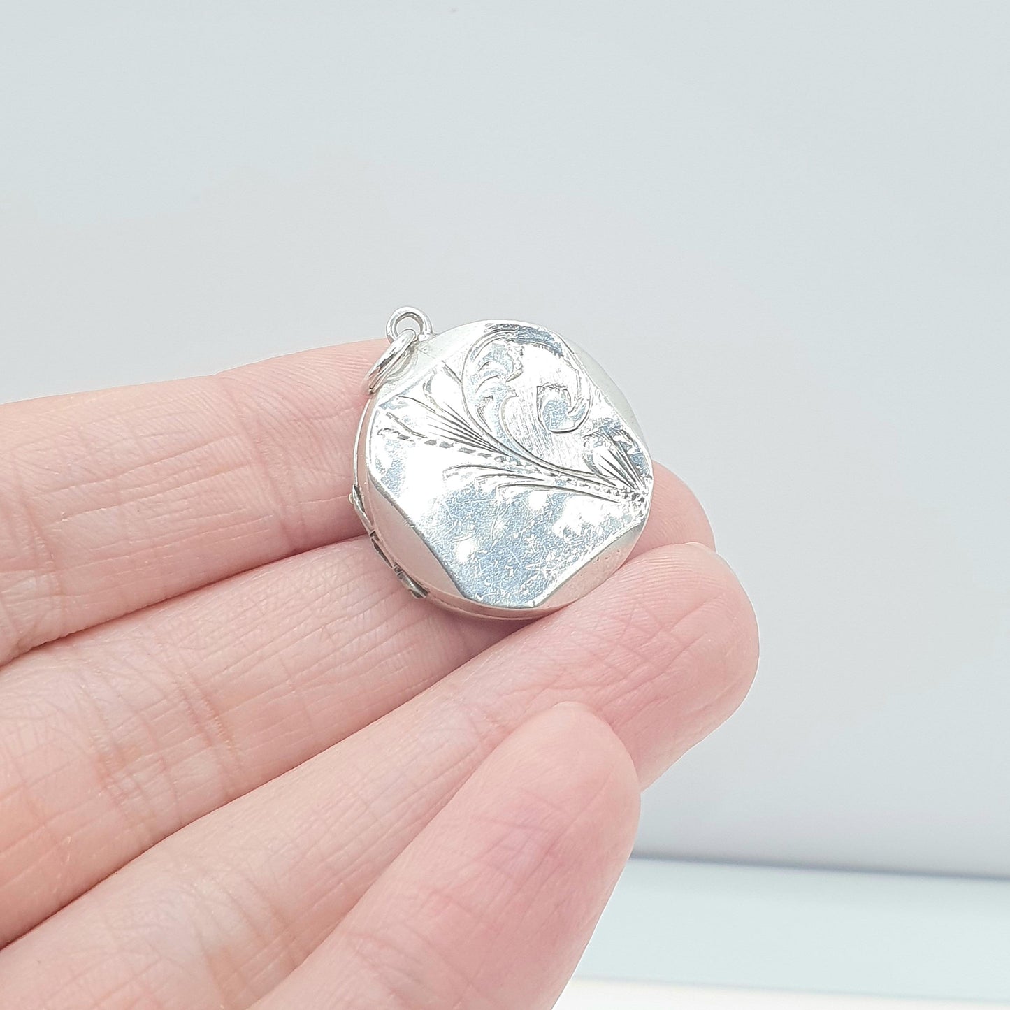 Vintage Solid Silver Locket Pendant Necklace Round Circle Photo Engraved Picture STYLIC Solid 925 Retro Jewelry Jewellery