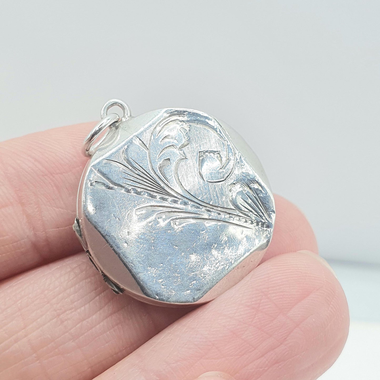 Vintage Solid Silver Locket Pendant Necklace Round Circle Photo Engraved Picture STYLIC Solid 925 Retro Jewelry Jewellery