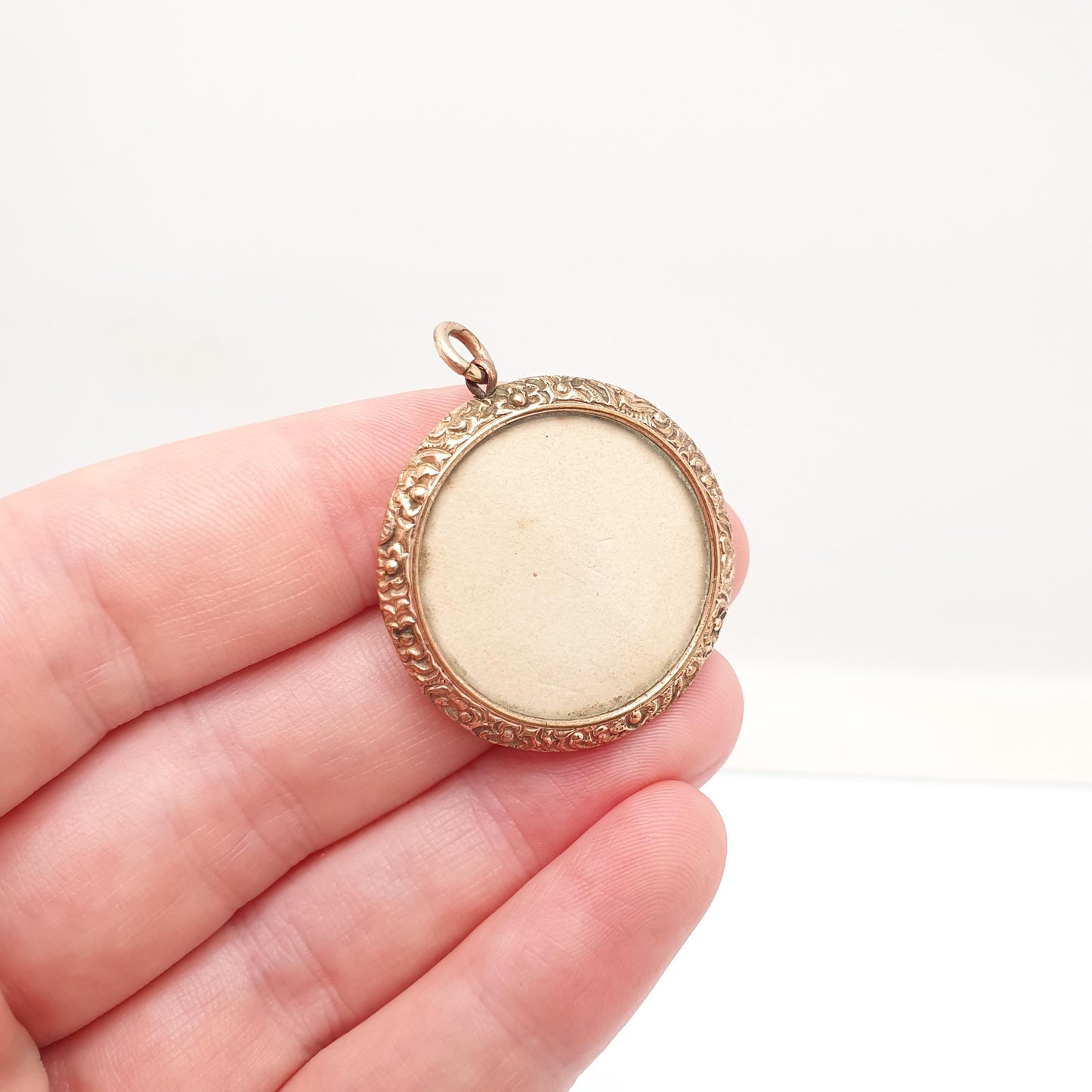 Antique Rolled Gold Victorian Locket Pendant Necklace Chased Border Round Circle Shape Vintage Gold Filled Womens Jewelry Jewellery